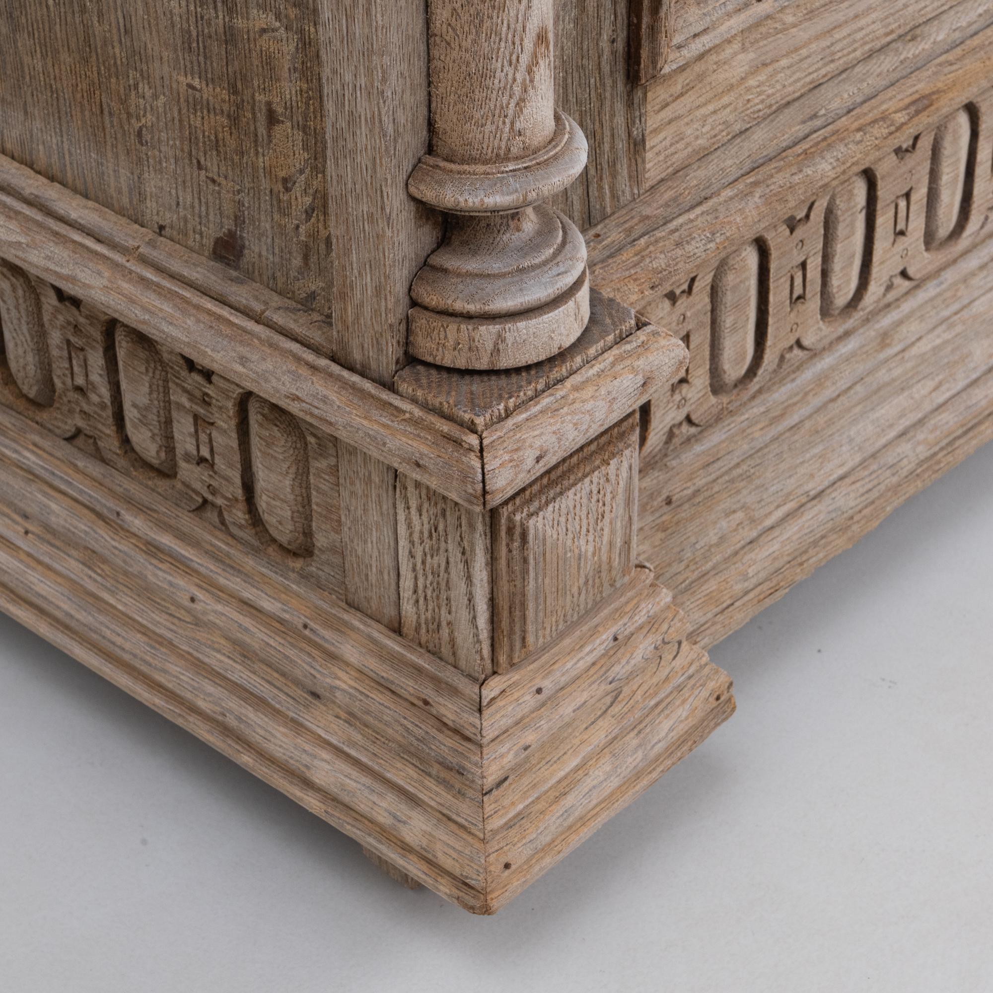 1900er Belgisches Louis XIII geschnitztes Eichenbuffet im Angebot 4