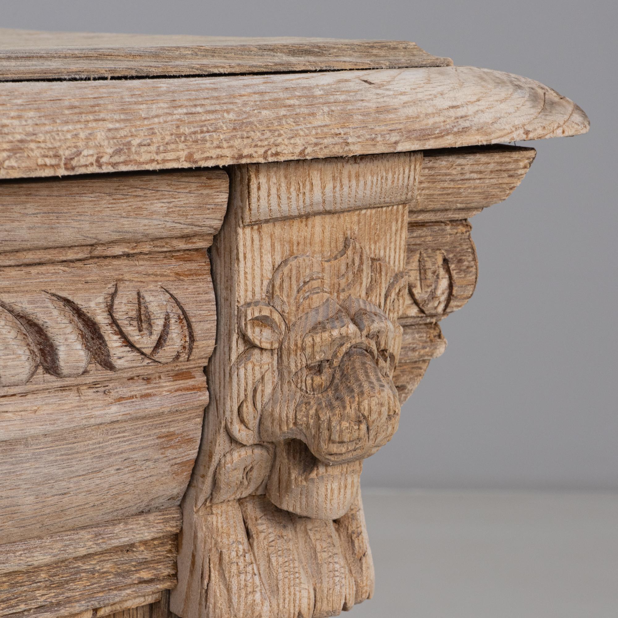 1900er Belgisches Louis XIII geschnitztes Eichenbuffet im Angebot 6