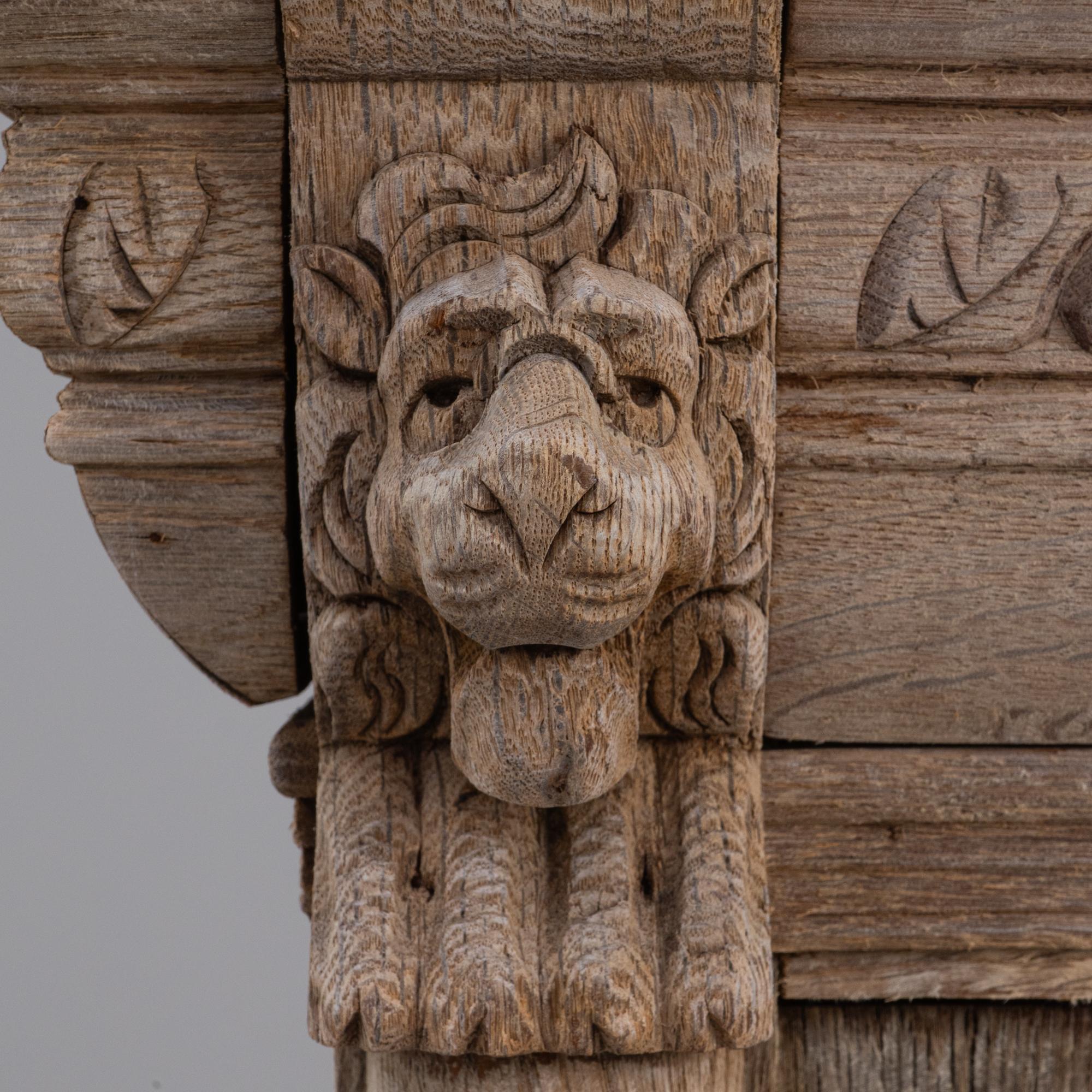 1900er Belgisches Louis XIII geschnitztes Eichenbuffet im Angebot 7