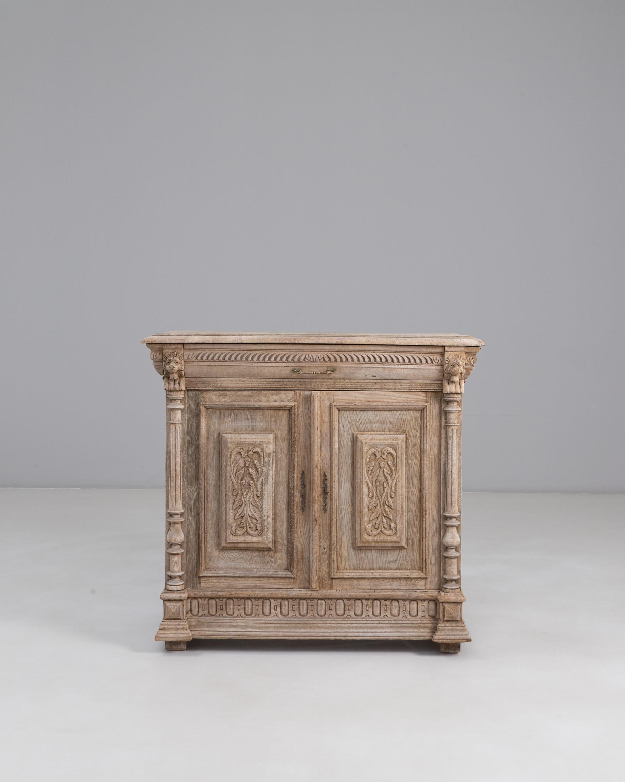 1900er Belgisches Louis XIII Buffet aus geschnitzter Eiche. Dieses detailreiche Buffet spiegelt die architektonische Kraft und die kunstvollen Schnitzereien wider, die für den Stil Ludwigs XIII. charakteristisch sind. Er ist aus massiver Eiche mit