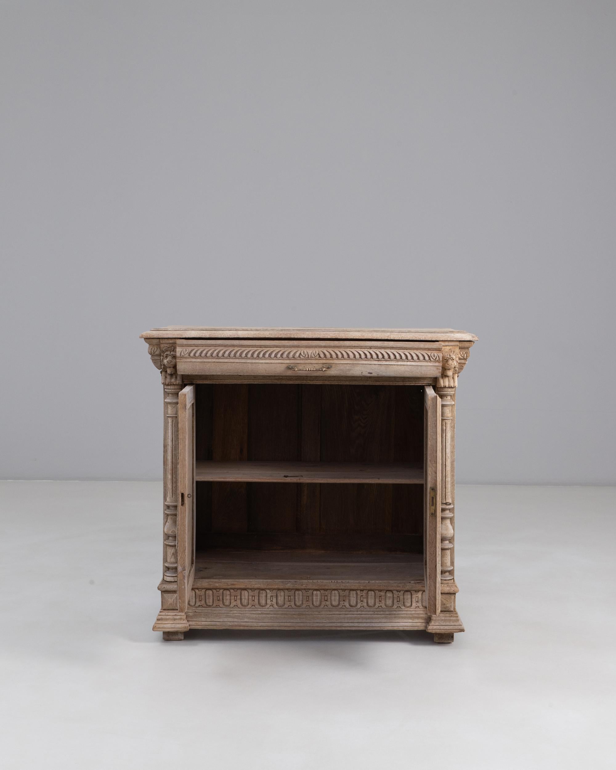 1900er Belgisches Louis XIII geschnitztes Eichenbuffet (Louis XIII.) im Angebot