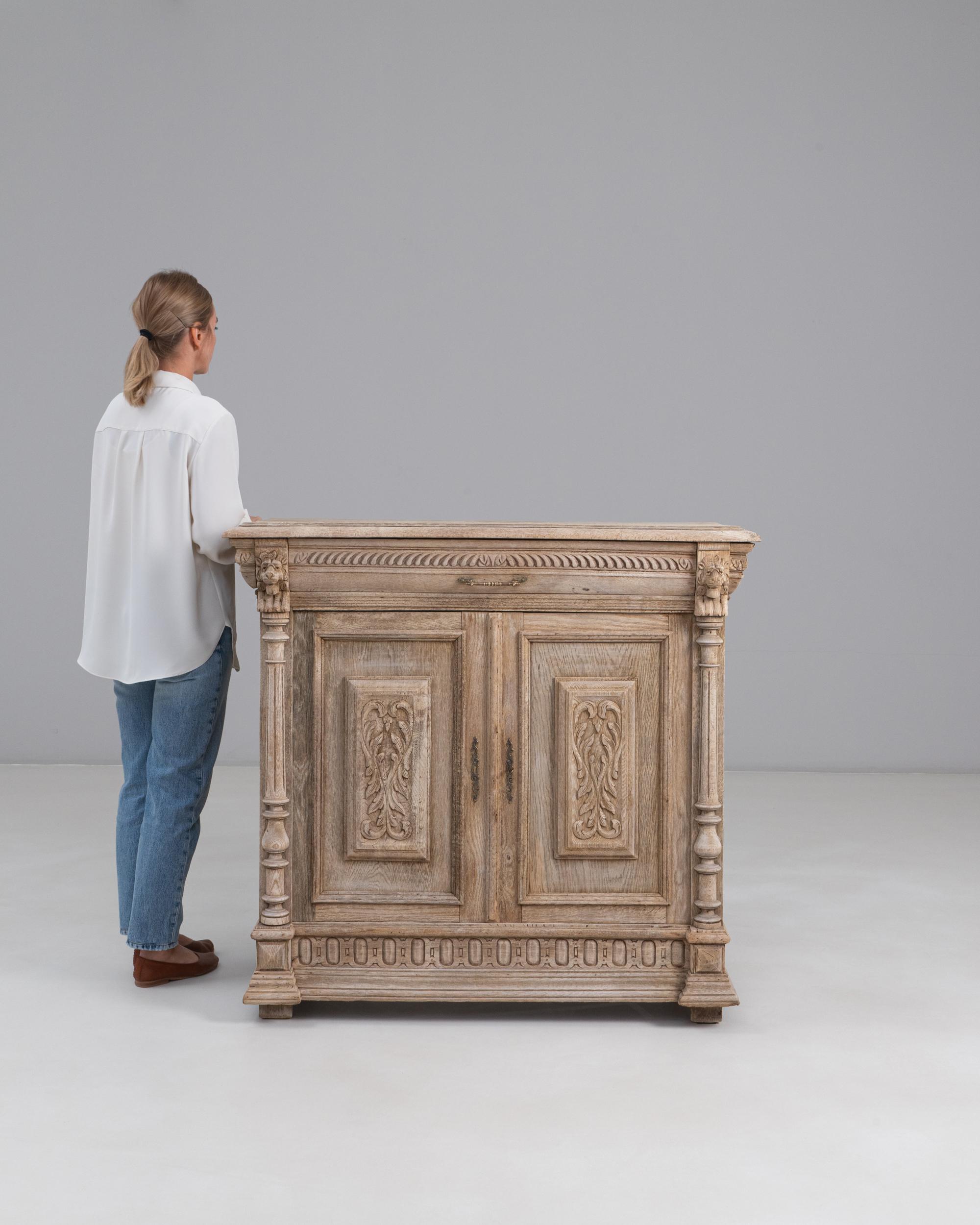 1900er Belgisches Louis XIII geschnitztes Eichenbuffet (Handgeschnitzt) im Angebot