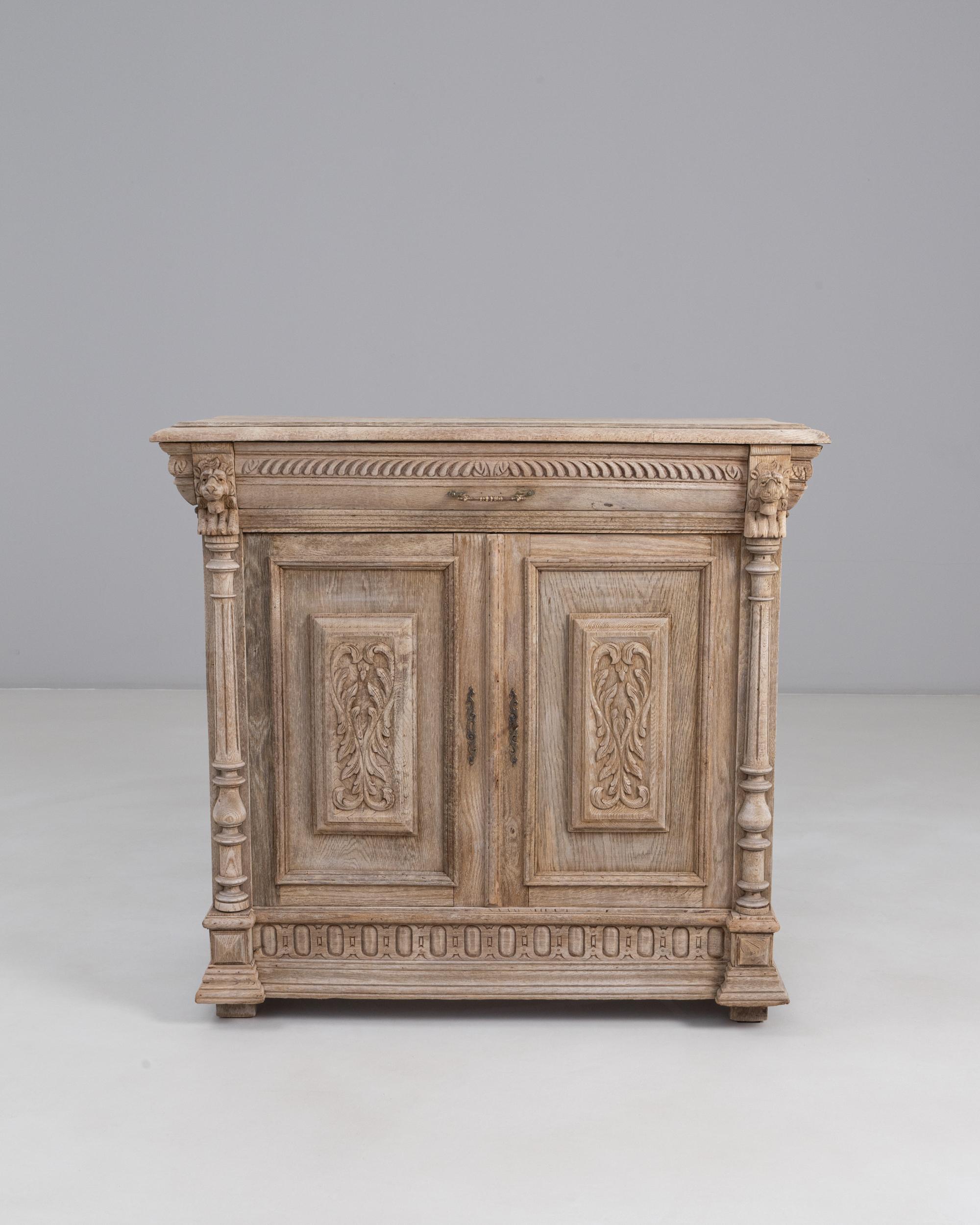 1900er Belgisches Louis XIII geschnitztes Eichenbuffet im Zustand „Gut“ im Angebot in High Point, NC