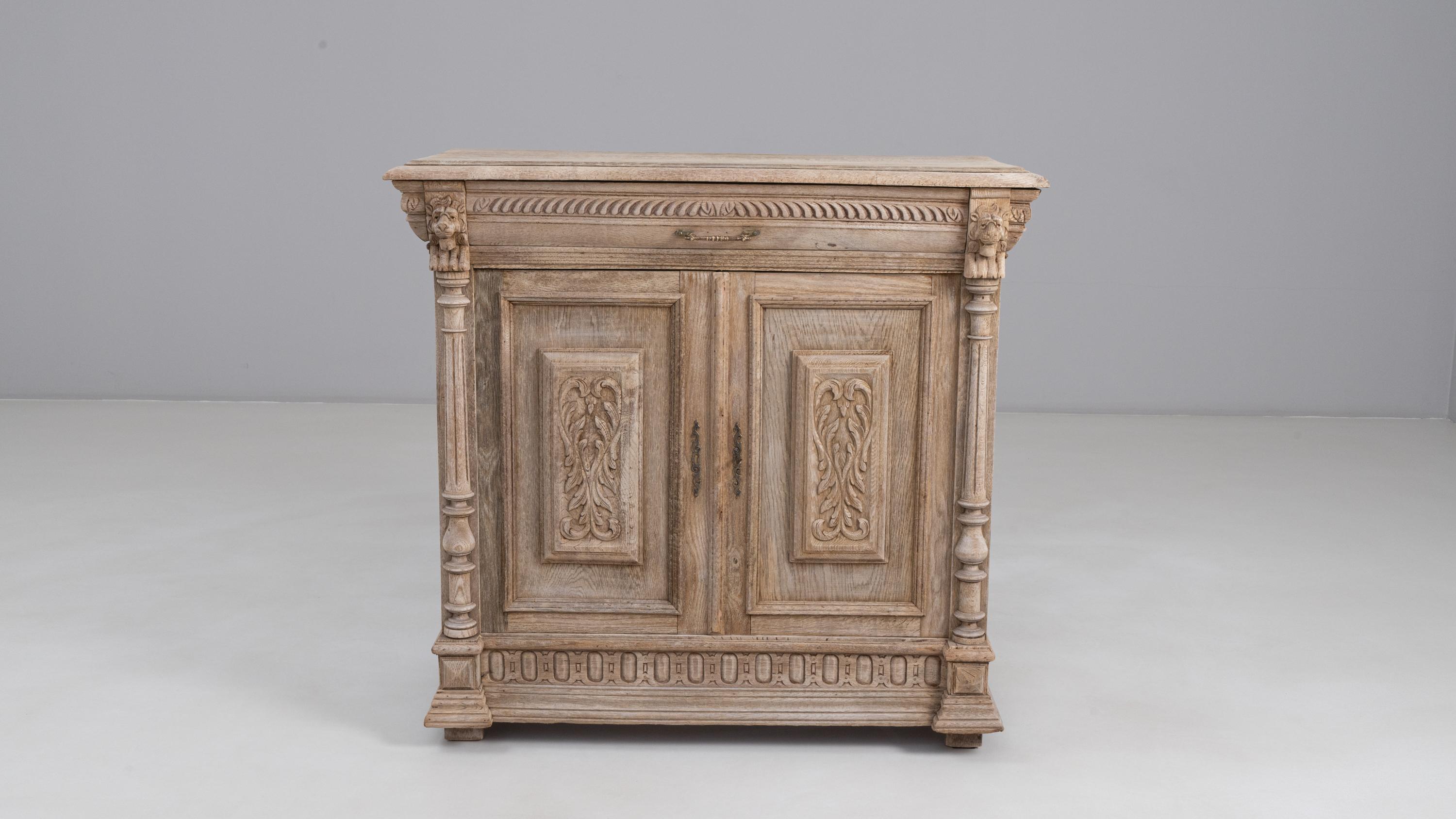 1900er Belgisches Louis XIII geschnitztes Eichenbuffet (20. Jahrhundert) im Angebot