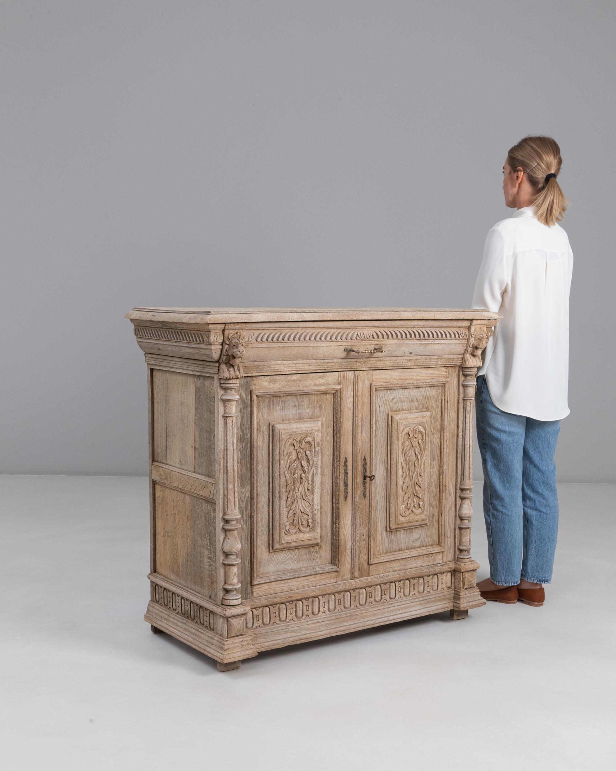 1900er Belgisches Louis XIII geschnitztes Eichenbuffet (Eichenholz) im Angebot