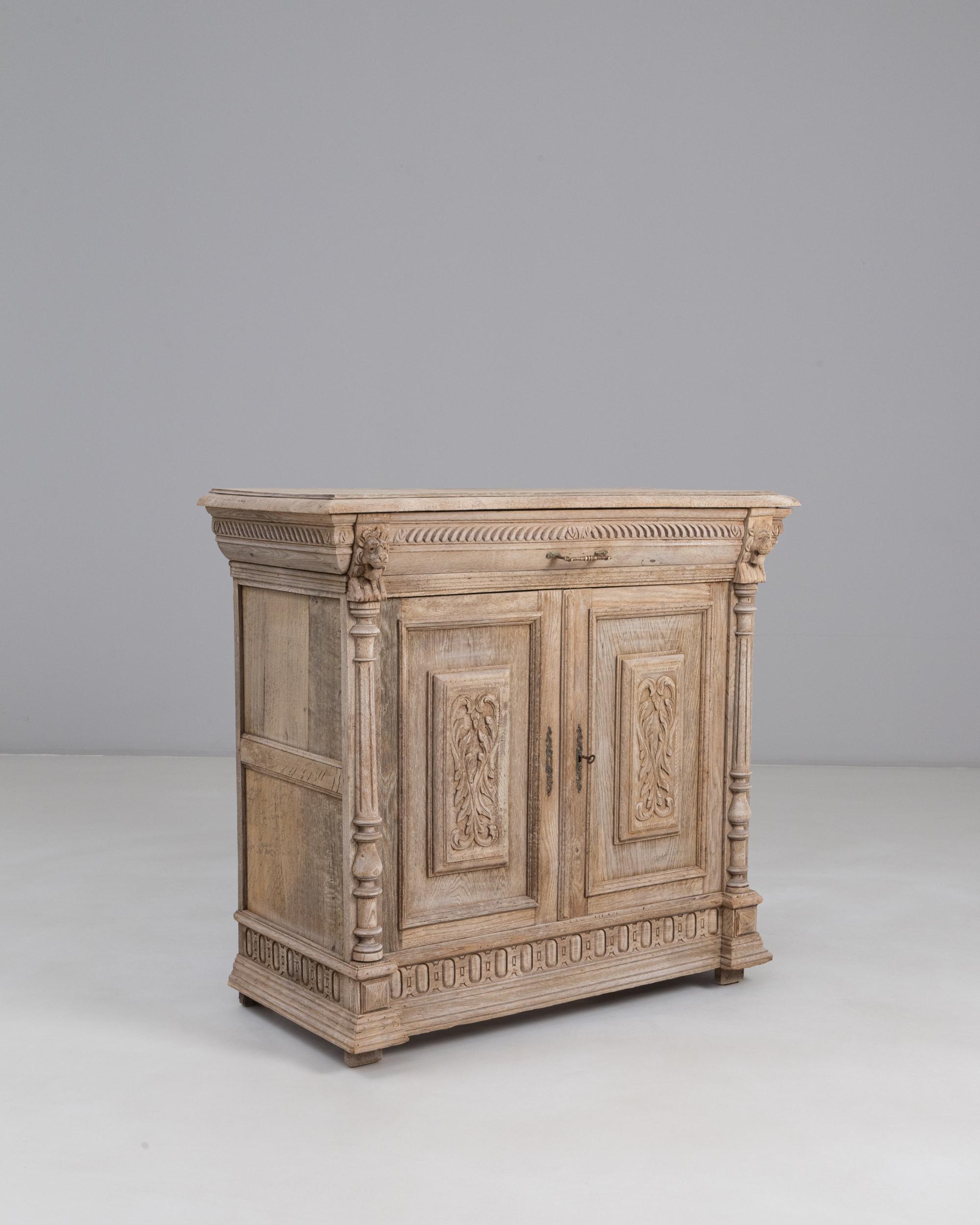 1900er Belgisches Louis XIII geschnitztes Eichenbuffet im Angebot 1