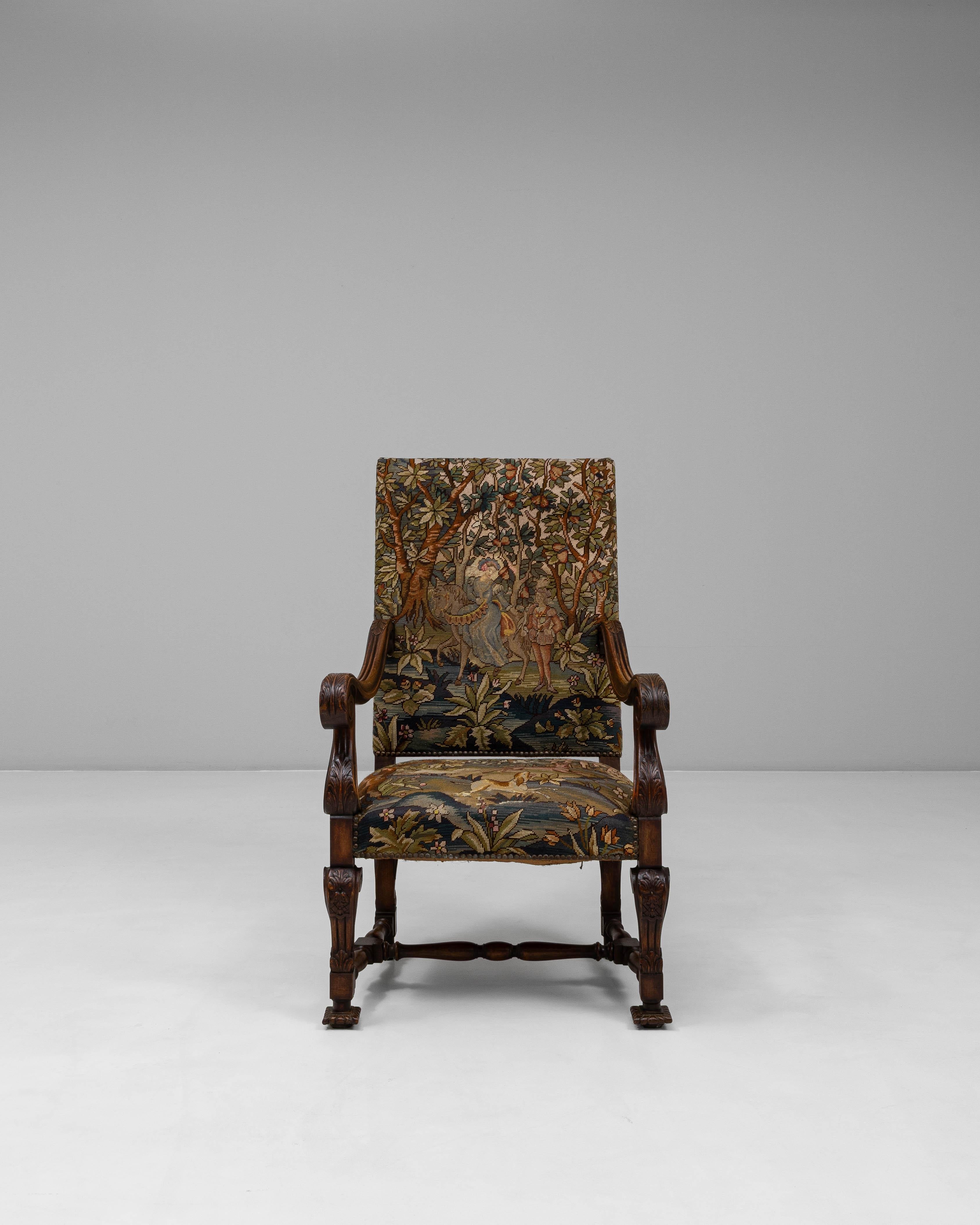 Este sillón belga tallado estilo Luis XIV de 1900 encarna la elegancia y el arte con su armazón de nogal ricamente detallado y su exquisito tapizado de tapicería. La silla presenta unos atrevidos brazos en forma de volutas, tallados a mano con