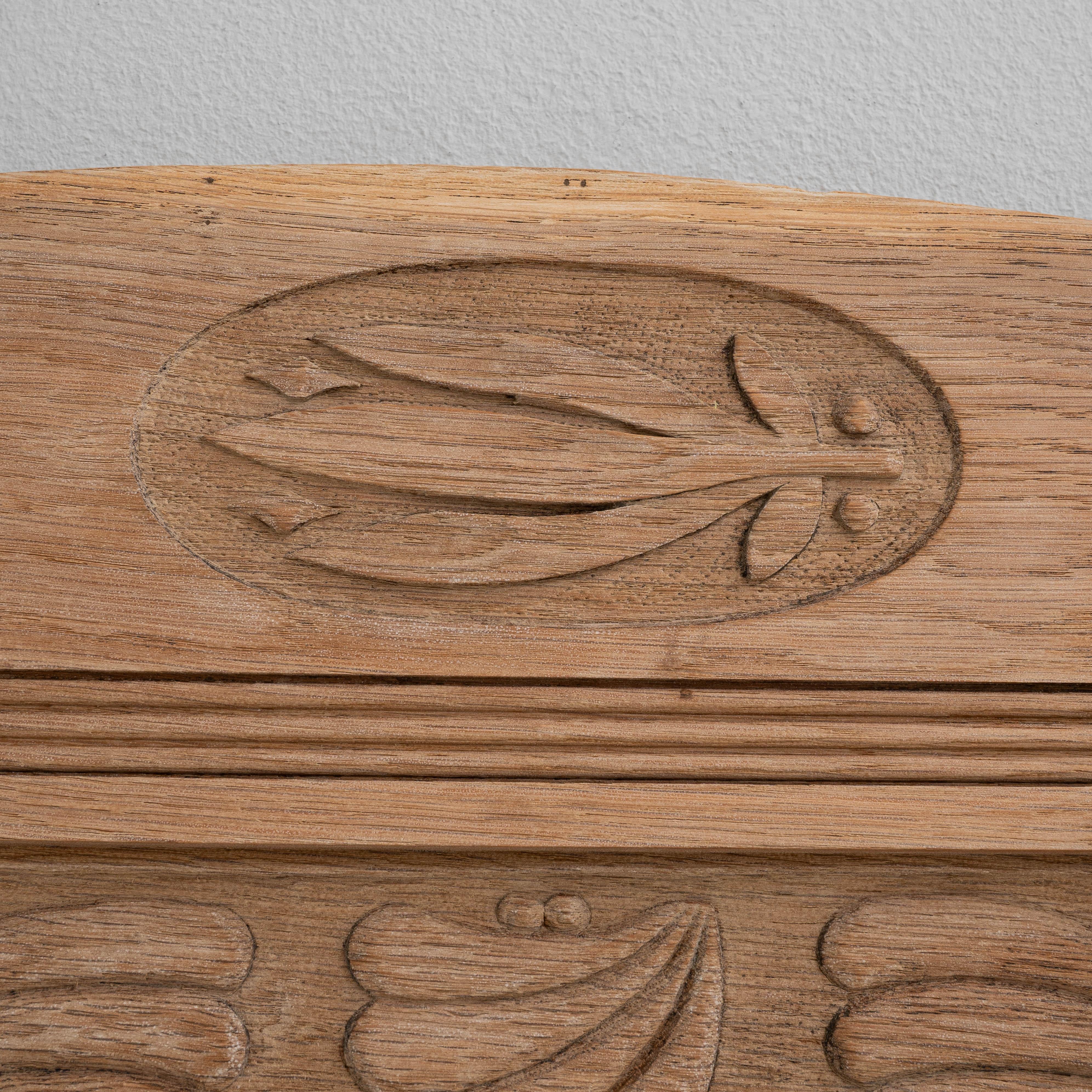 Specchio in Oak belga del 1900 con dettagli intagliati in vendita 4