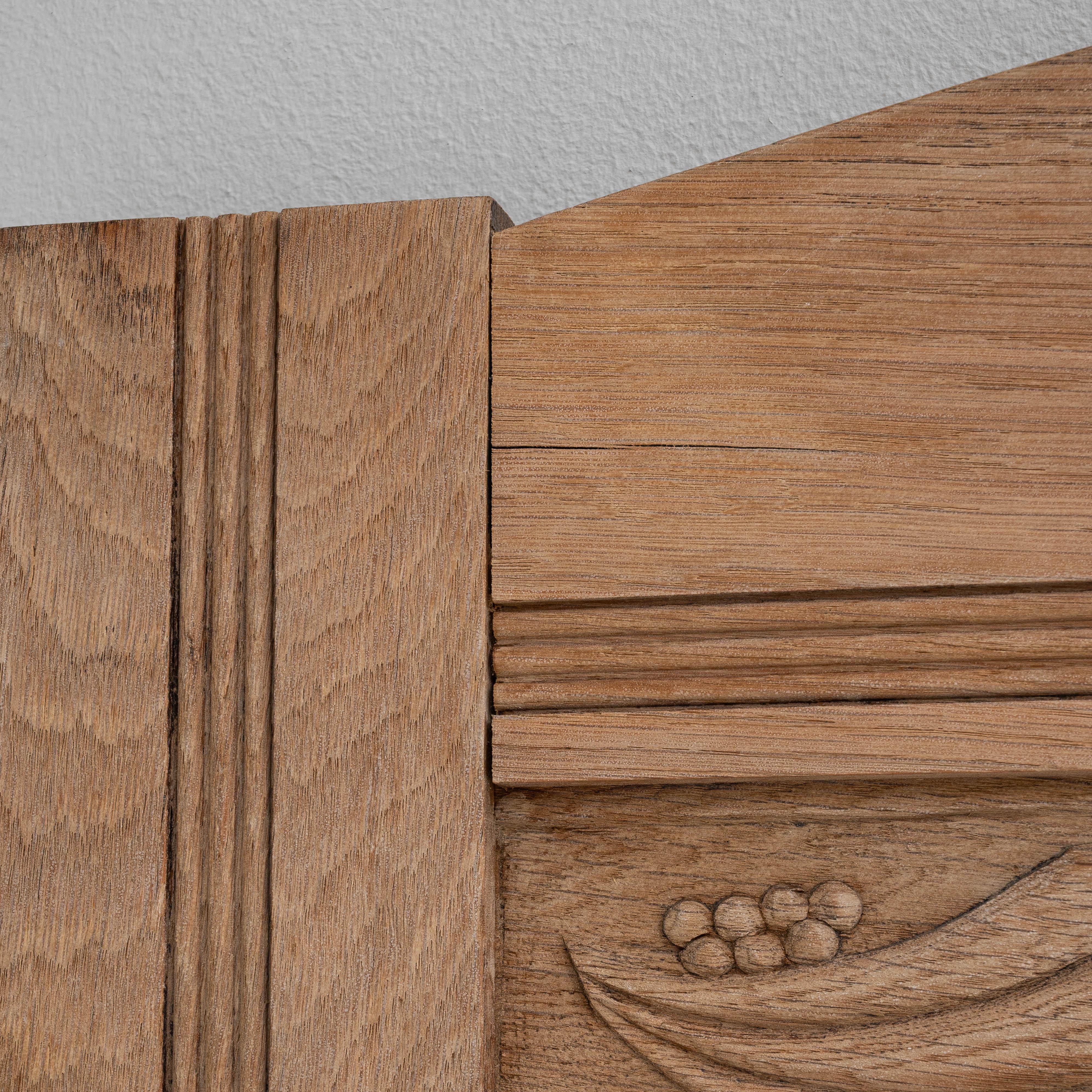 Belga Specchio in Oak belga del 1900 con dettagli intagliati in vendita