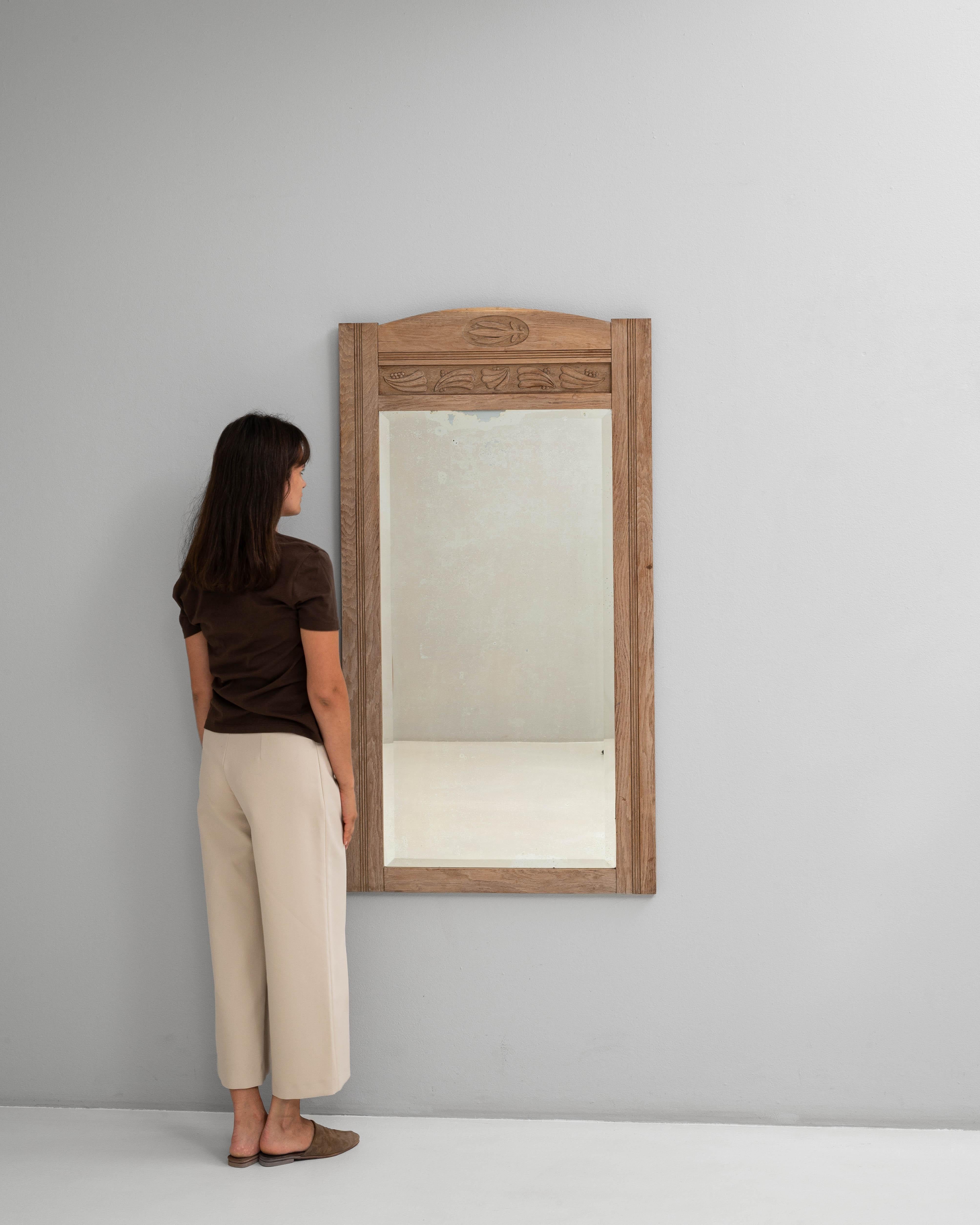 XX secolo Specchio in Oak belga del 1900 con dettagli intagliati in vendita