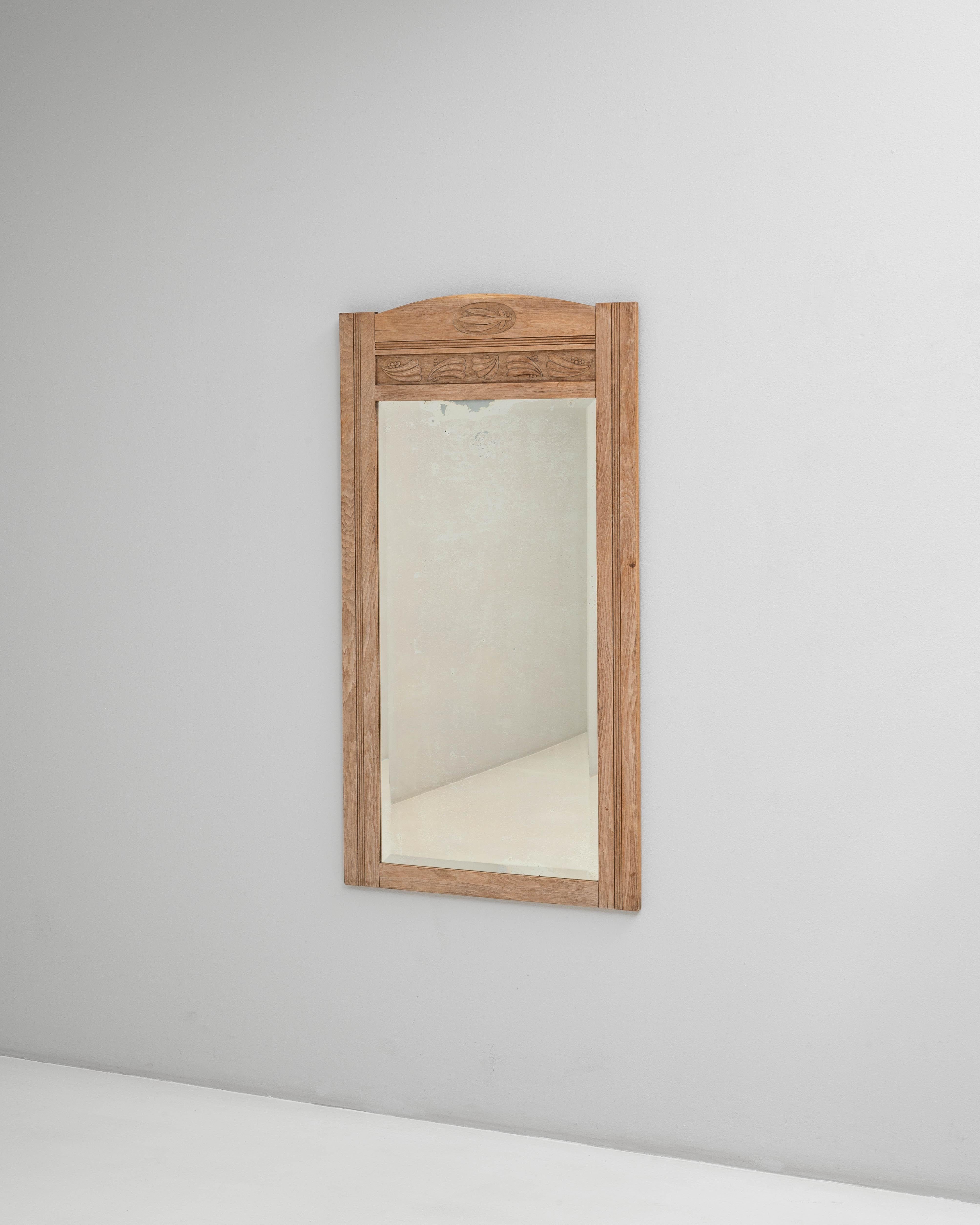 Vetro Specchio in Oak belga del 1900 con dettagli intagliati in vendita