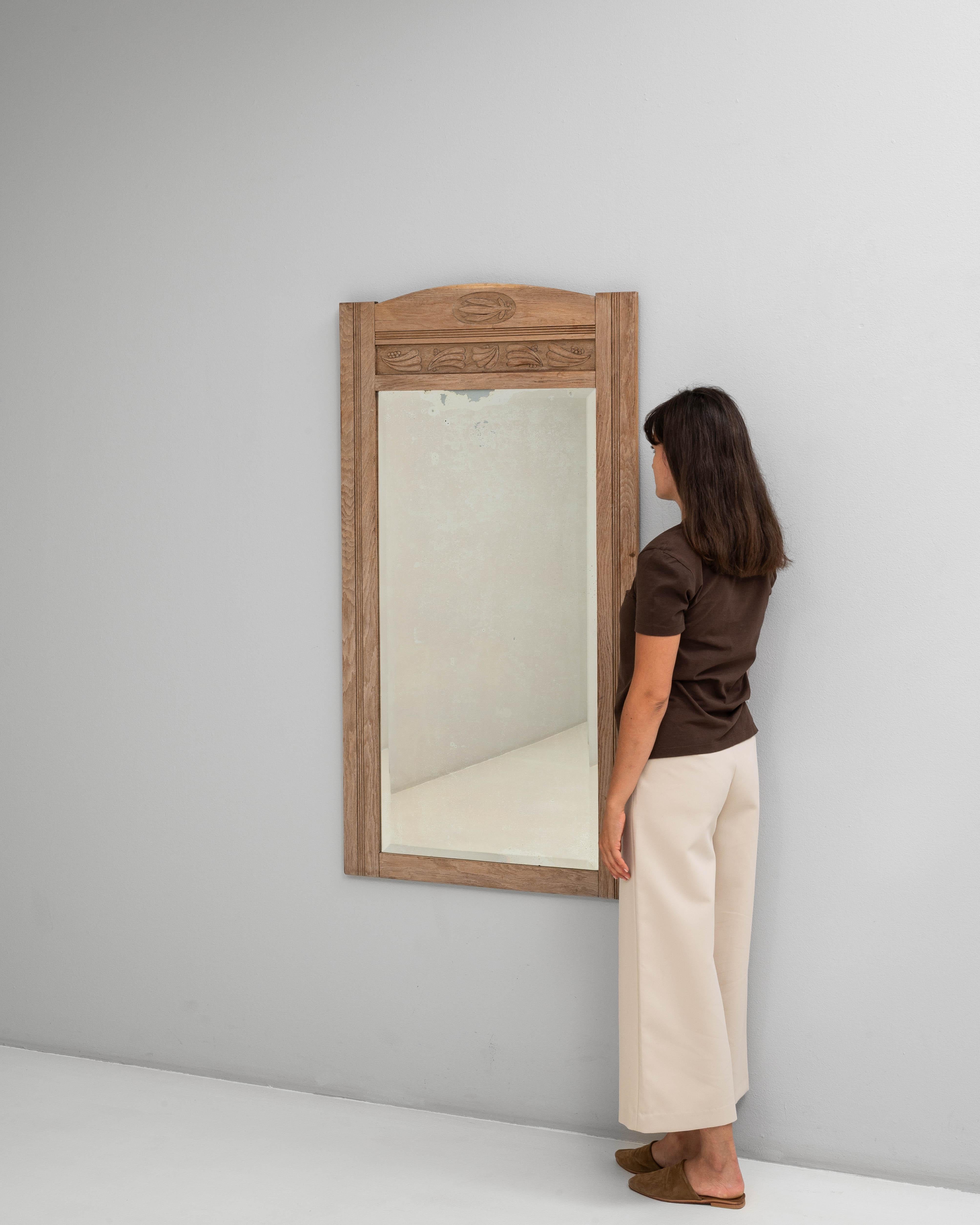 Specchio in Oak belga del 1900 con dettagli intagliati in vendita 1