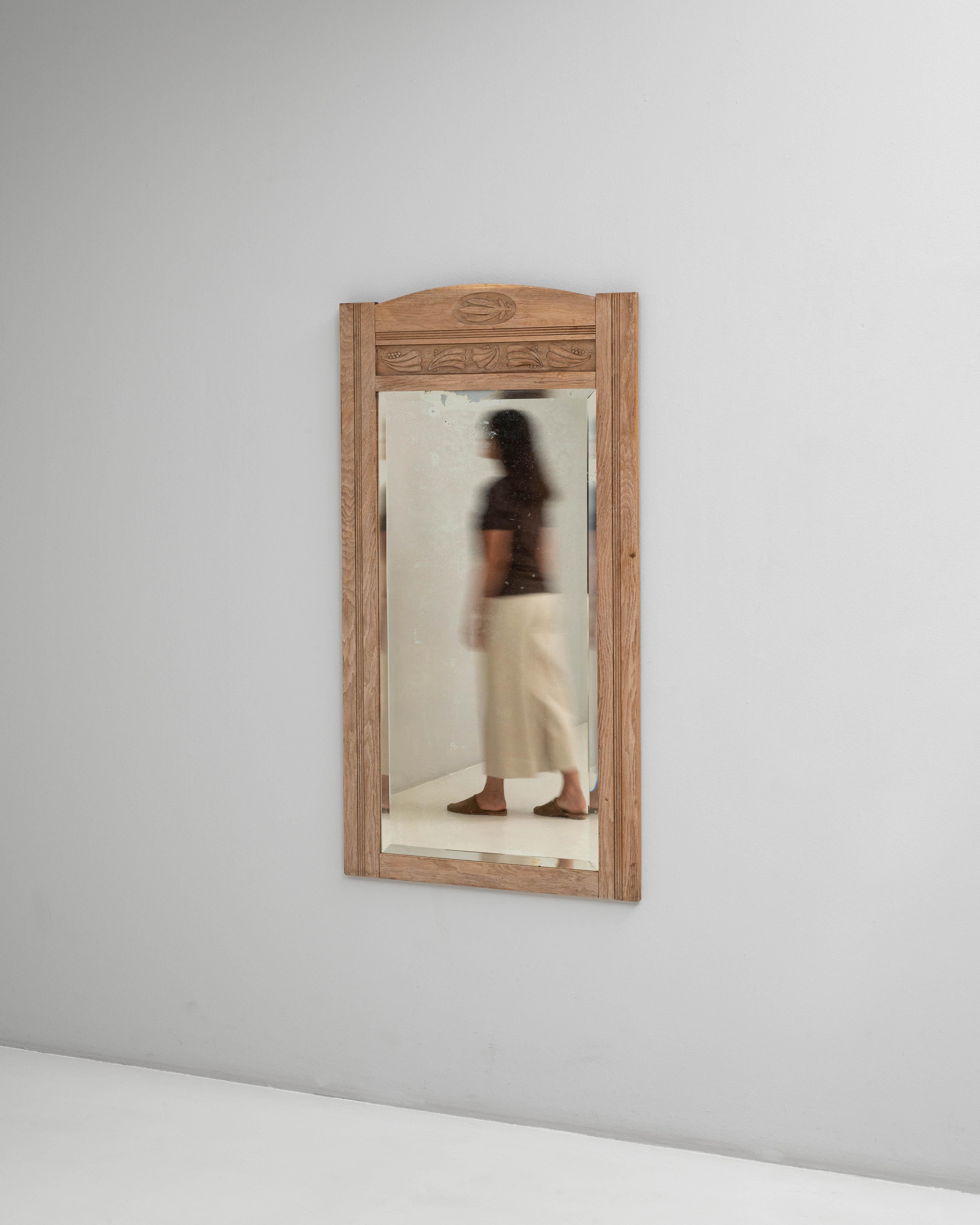 Specchio in Oak belga del 1900 con dettagli intagliati in vendita 2