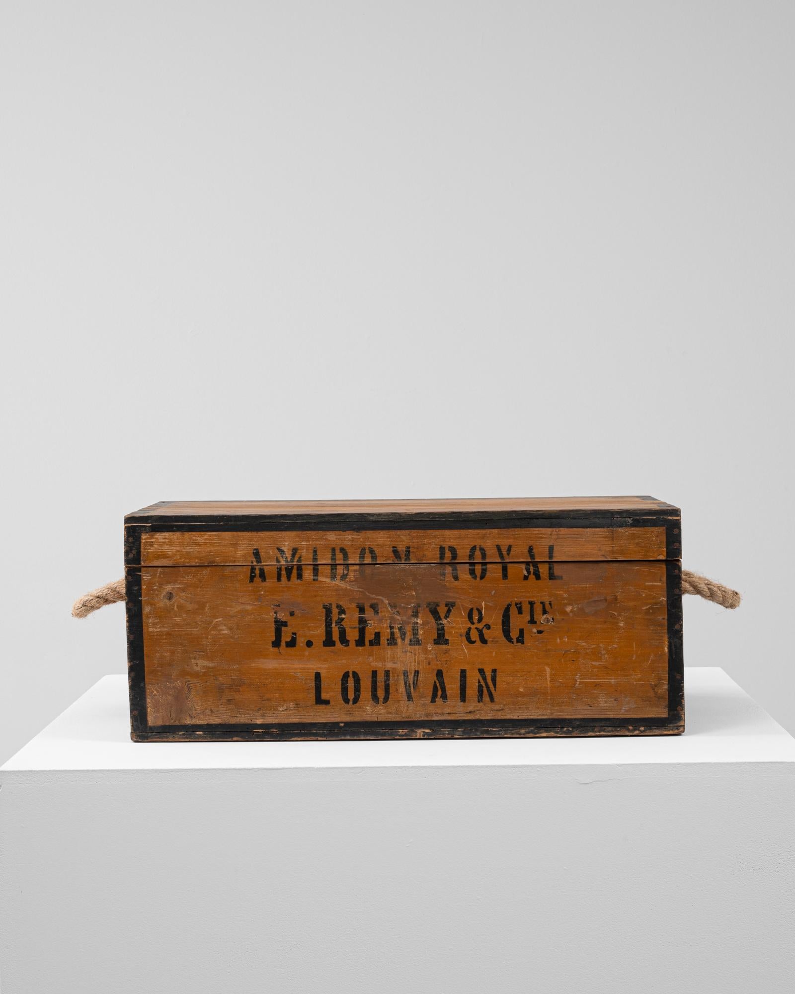 Questa cassapanca belga del 1900 è un pezzo straordinario di storia utilitaristica, con una vistosa scritta a stampatello che recita 