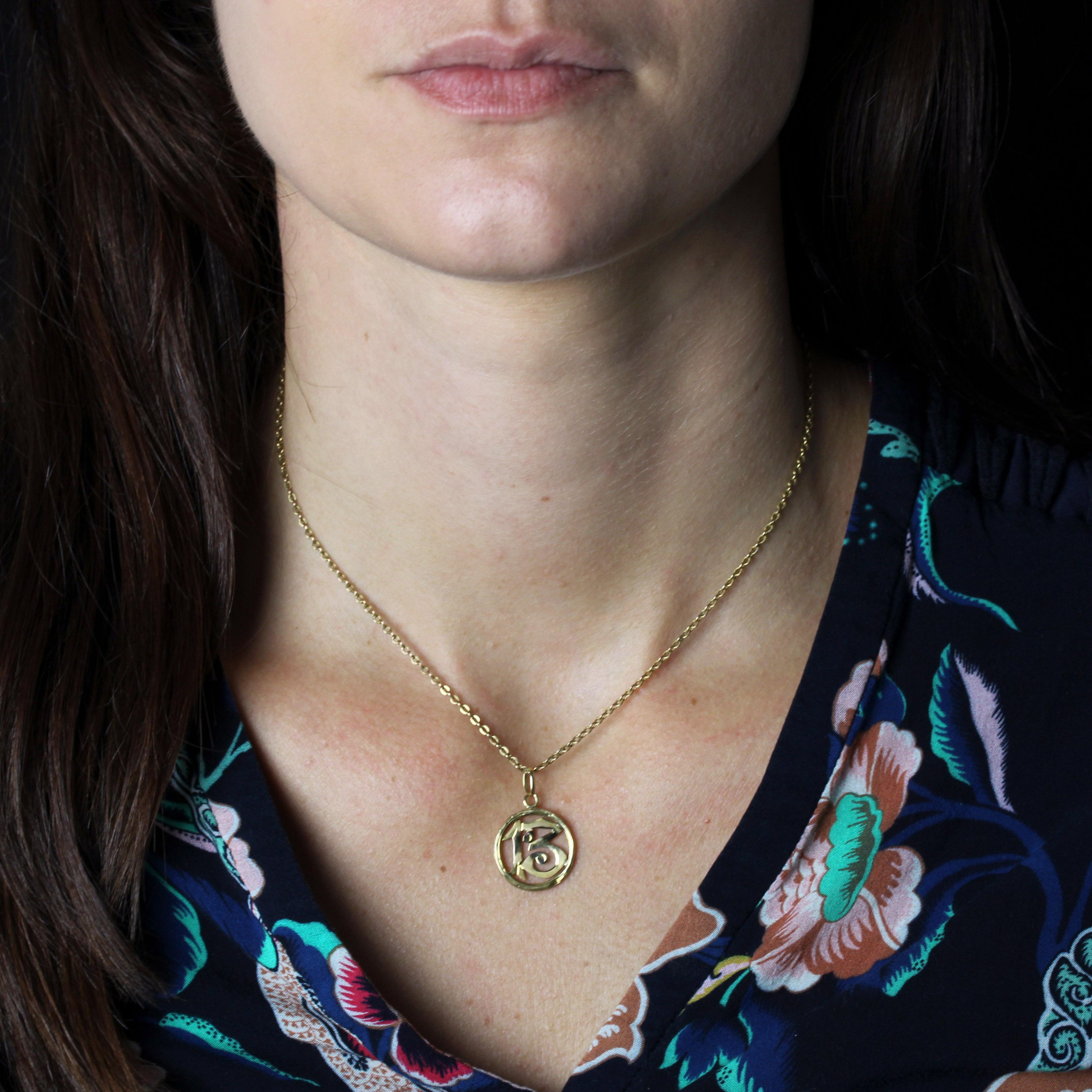 Pendentif en or jaune 18 carats.
Charmant pendentif ancien, il est de forme ronde, en or, ciselé sur les bords et ajouré. Au centre, le chiffre 13 est orné d'or jaune ajouré.
Hauteur totale : 2,6 cm environ, largeur au plus large : 17,3 mm environ,