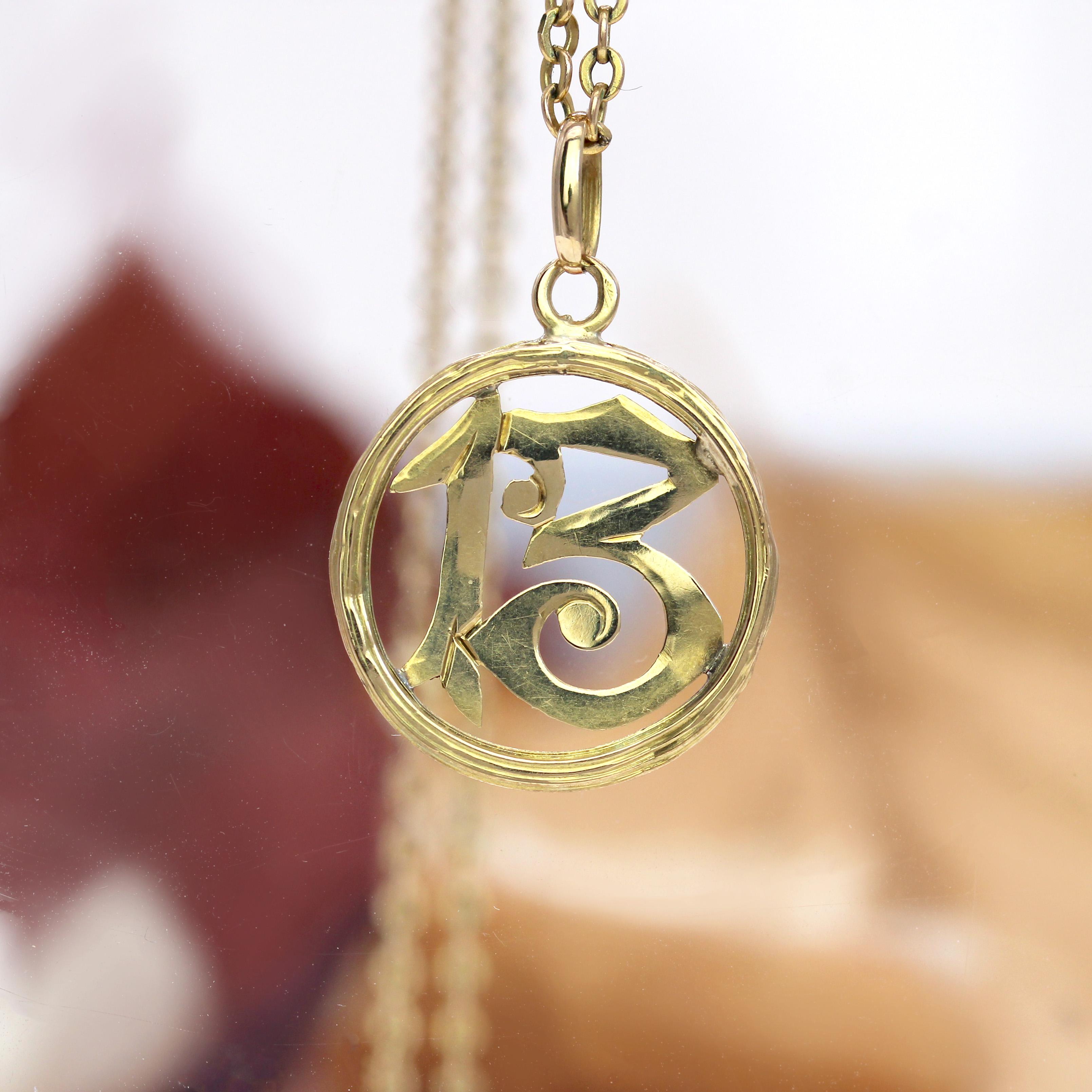 1900s Belle Epoque Or jaune 18 carats Pendentif Numéro 13 Pour femmes en vente