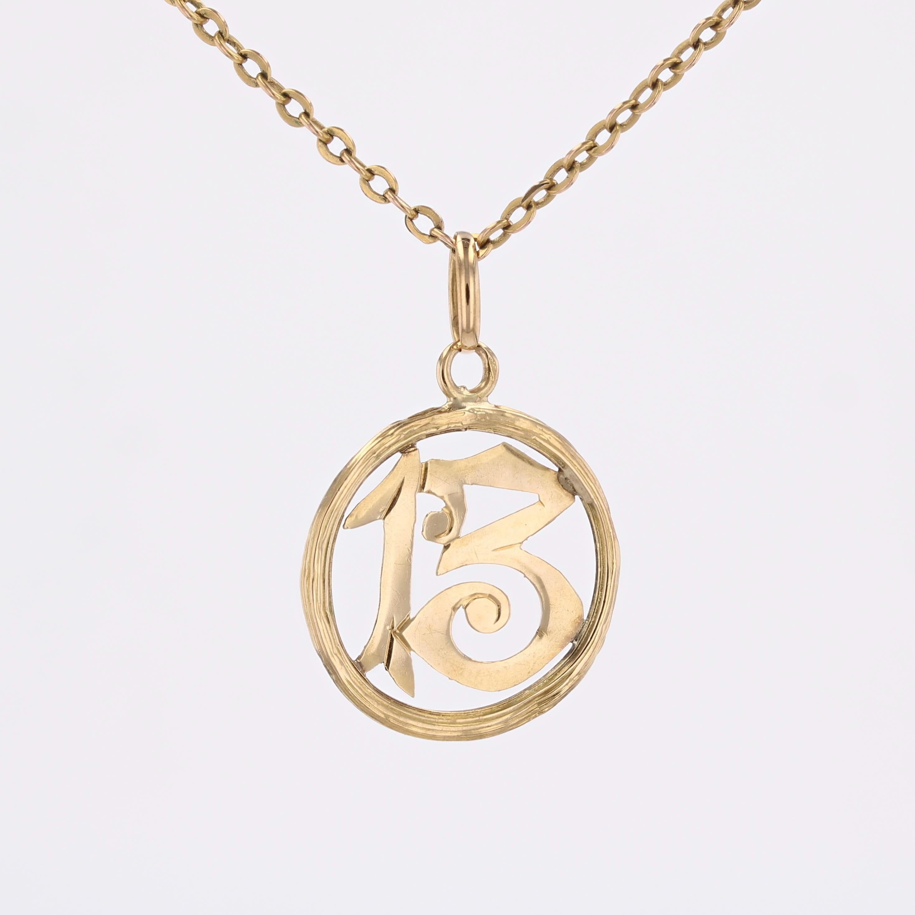 1900s Belle Epoque Or jaune 18 carats Pendentif Numéro 13 en vente 2