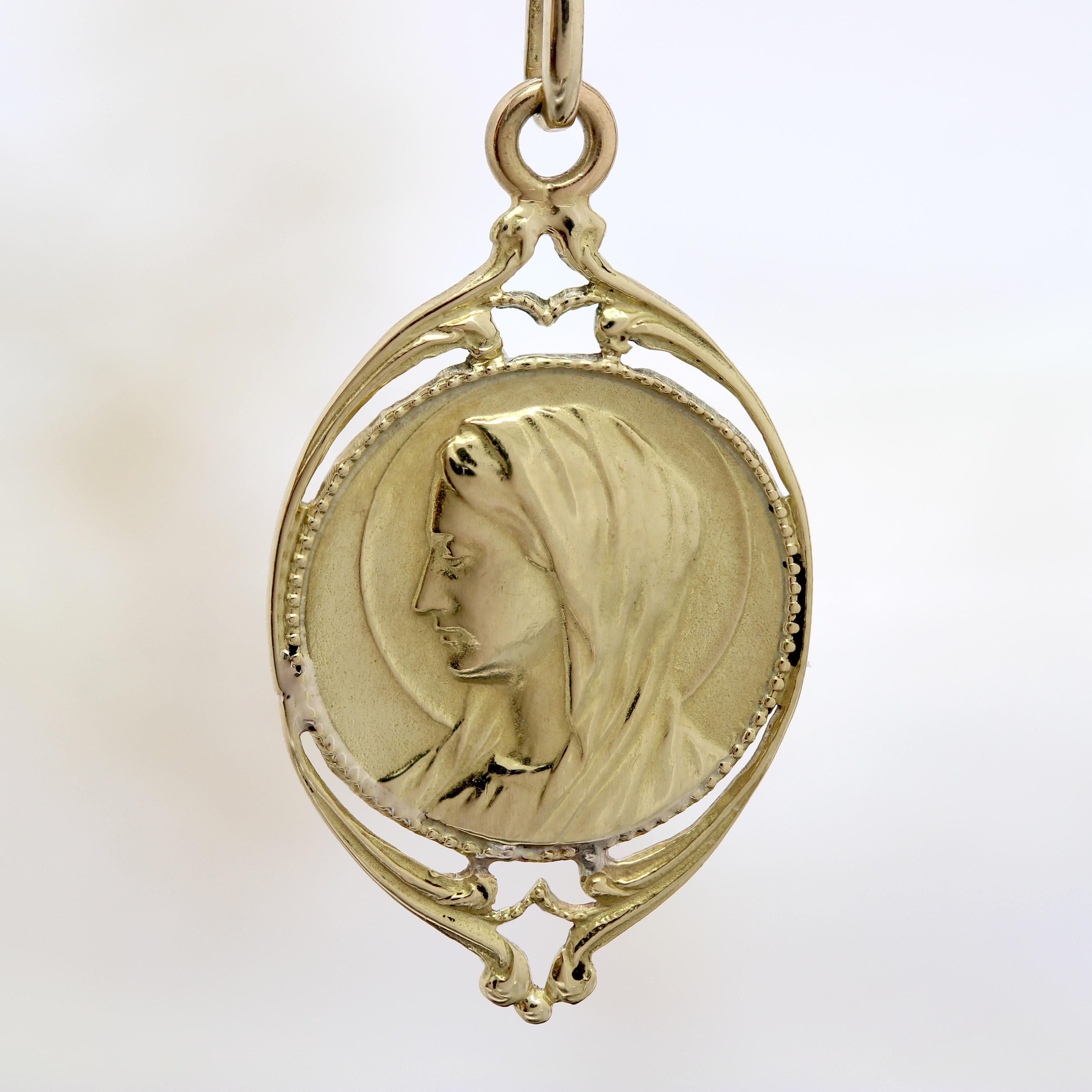 1900er Belle Epoque 18 Karat Gelbgold Jungfrau Maria Medaillen-Anhänger (Belle Époque) im Angebot