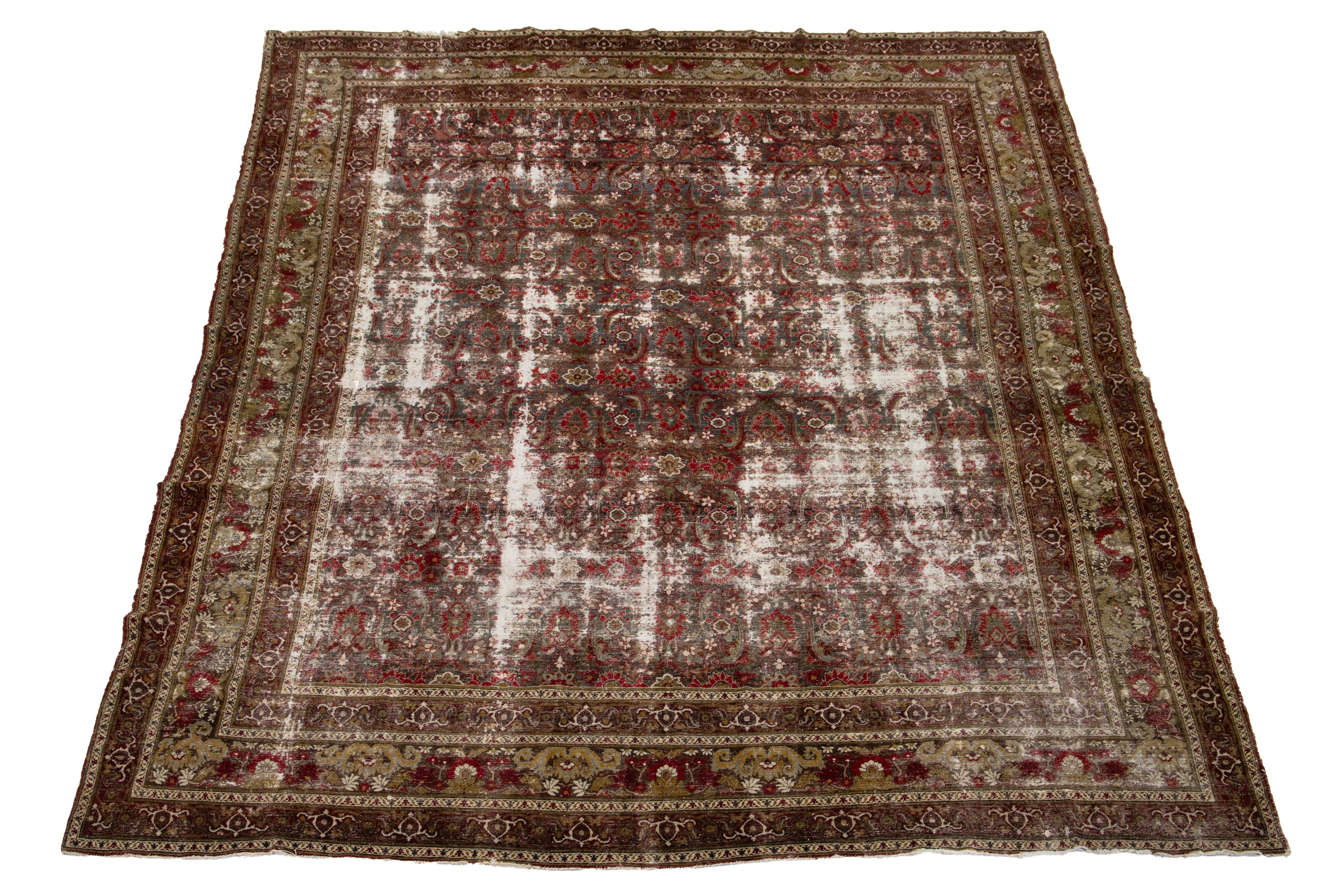 Ce tapis antique en laine Mahal, unique en son genre et datant des années 1900, est une merveille persane habilement nouée à la main. Il présente un champ bleu vieilli avec des motifs captivants dans des accents de verge d'or, de marron et de