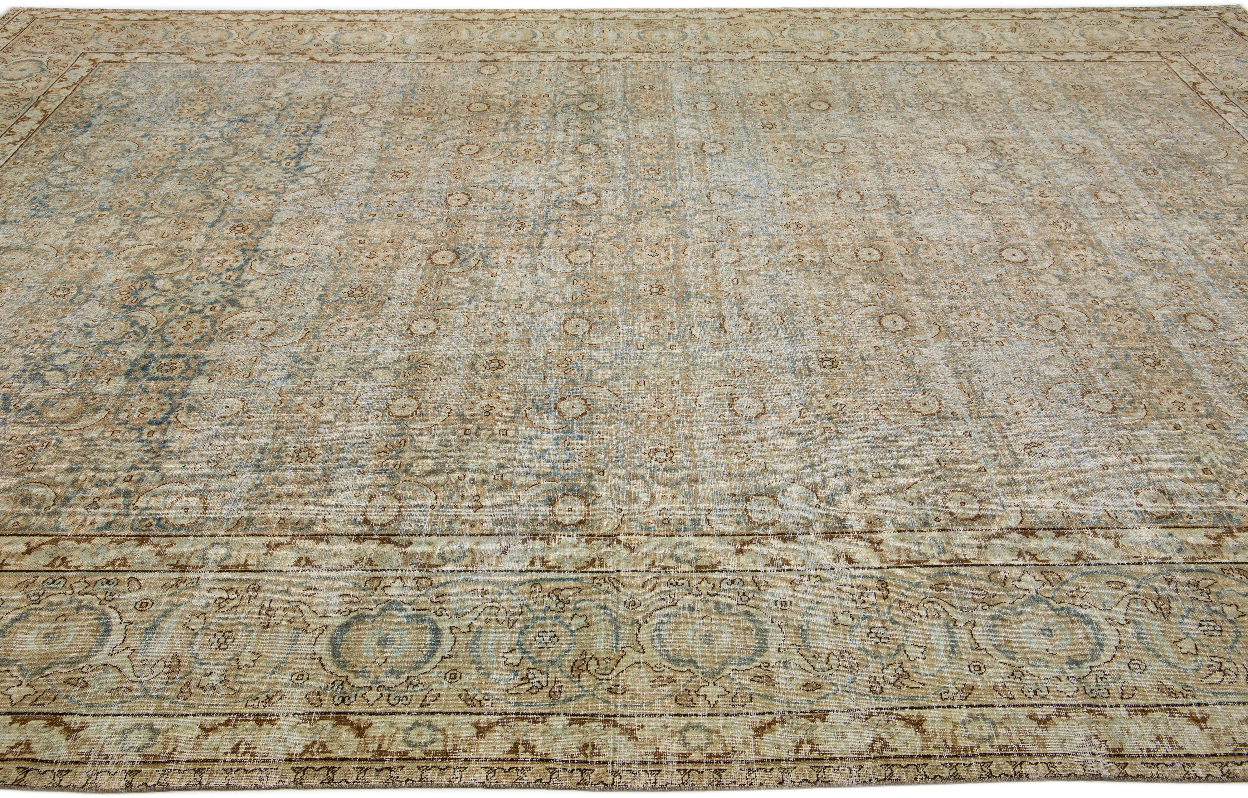 Tapis persan ancien bleu des années 1900, conçu par Tabriz, avec motif floral Abîmé - En vente à Norwalk, CT