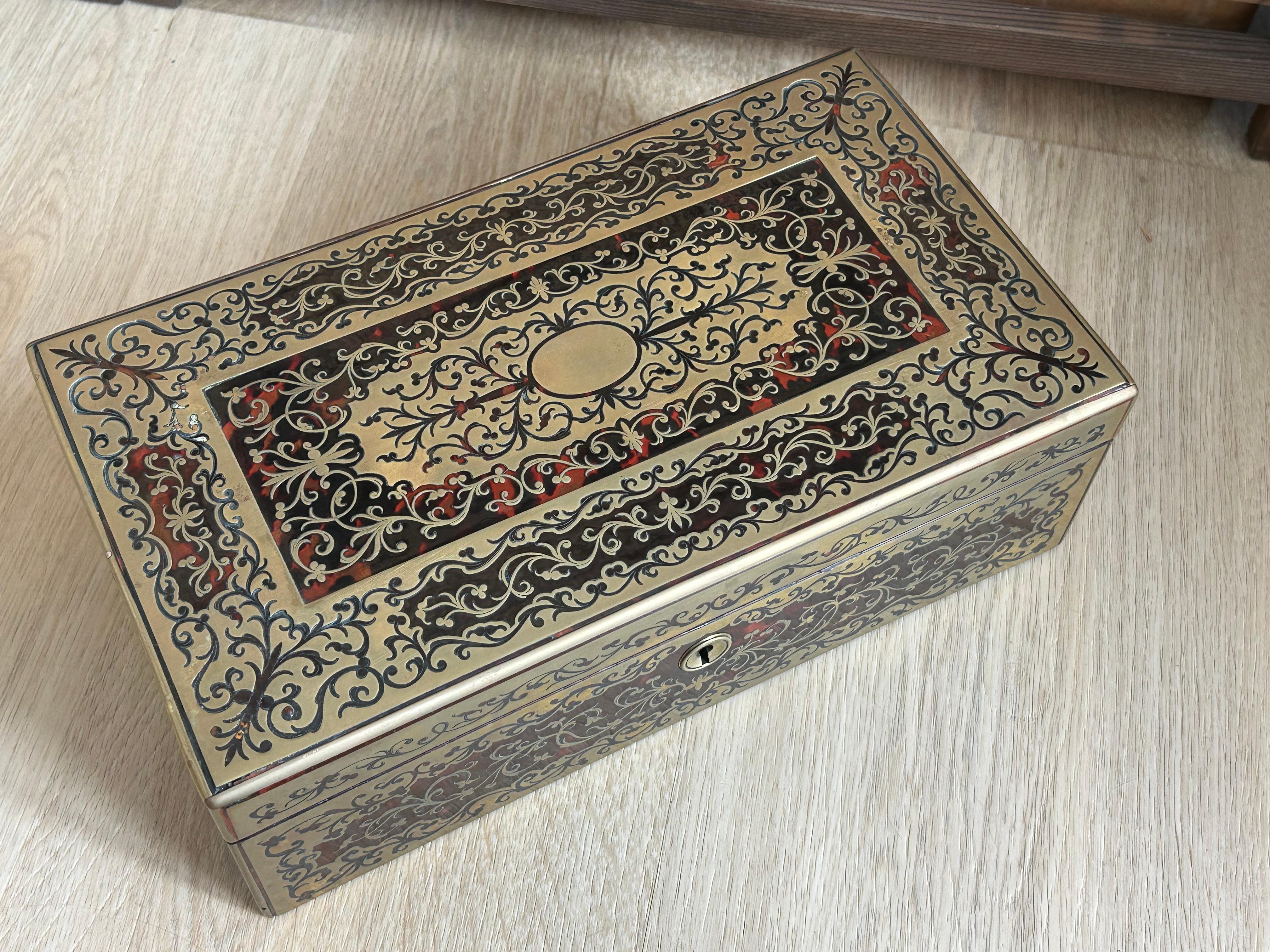 Cigar Box in the style of École Boulle by JC Vickery with tortoiseshell and brass inlay, on the lid the brass badge isn't engraved.
The interior is fitted with cedar wood. No keys.

The pictures are part of the description.

Warning: Since this