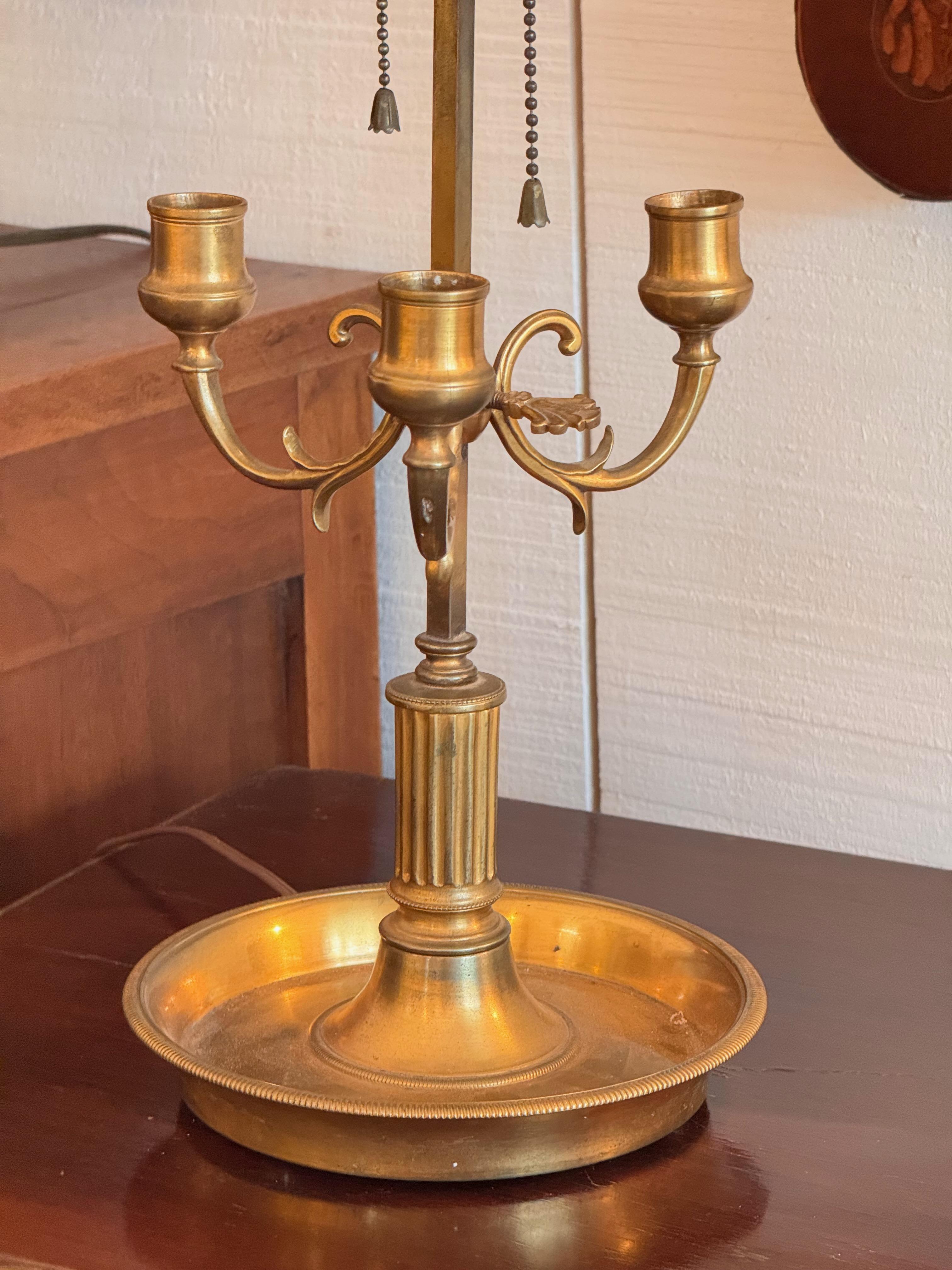 Lampada Bouillotte in ottone del 1900 con paralume regolabile in tole rosse In condizioni buone in vendita a Charlottesville, VA