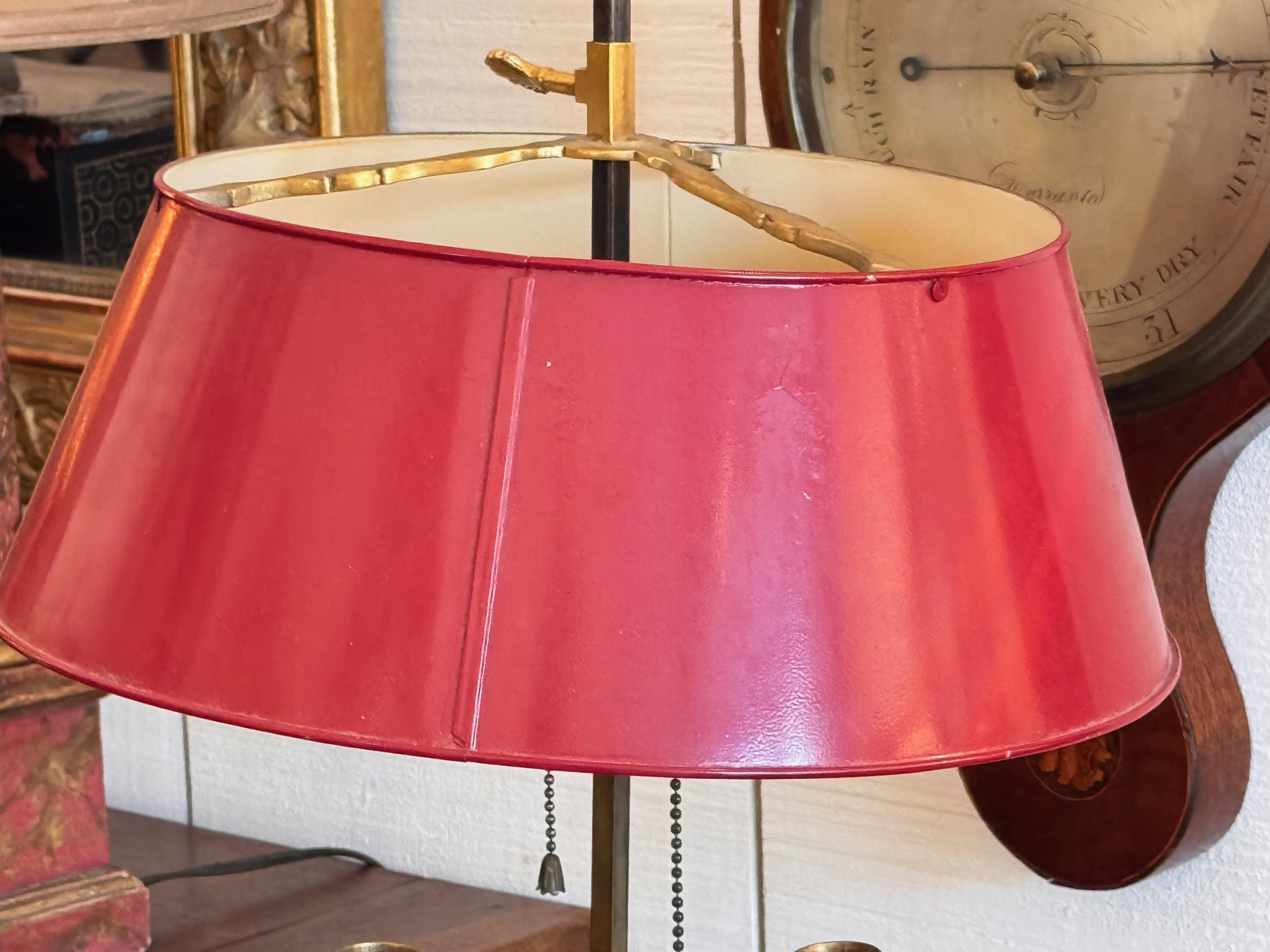 Inizio XX secolo Lampada Bouillotte in ottone del 1900 con paralume regolabile in tole rosse in vendita