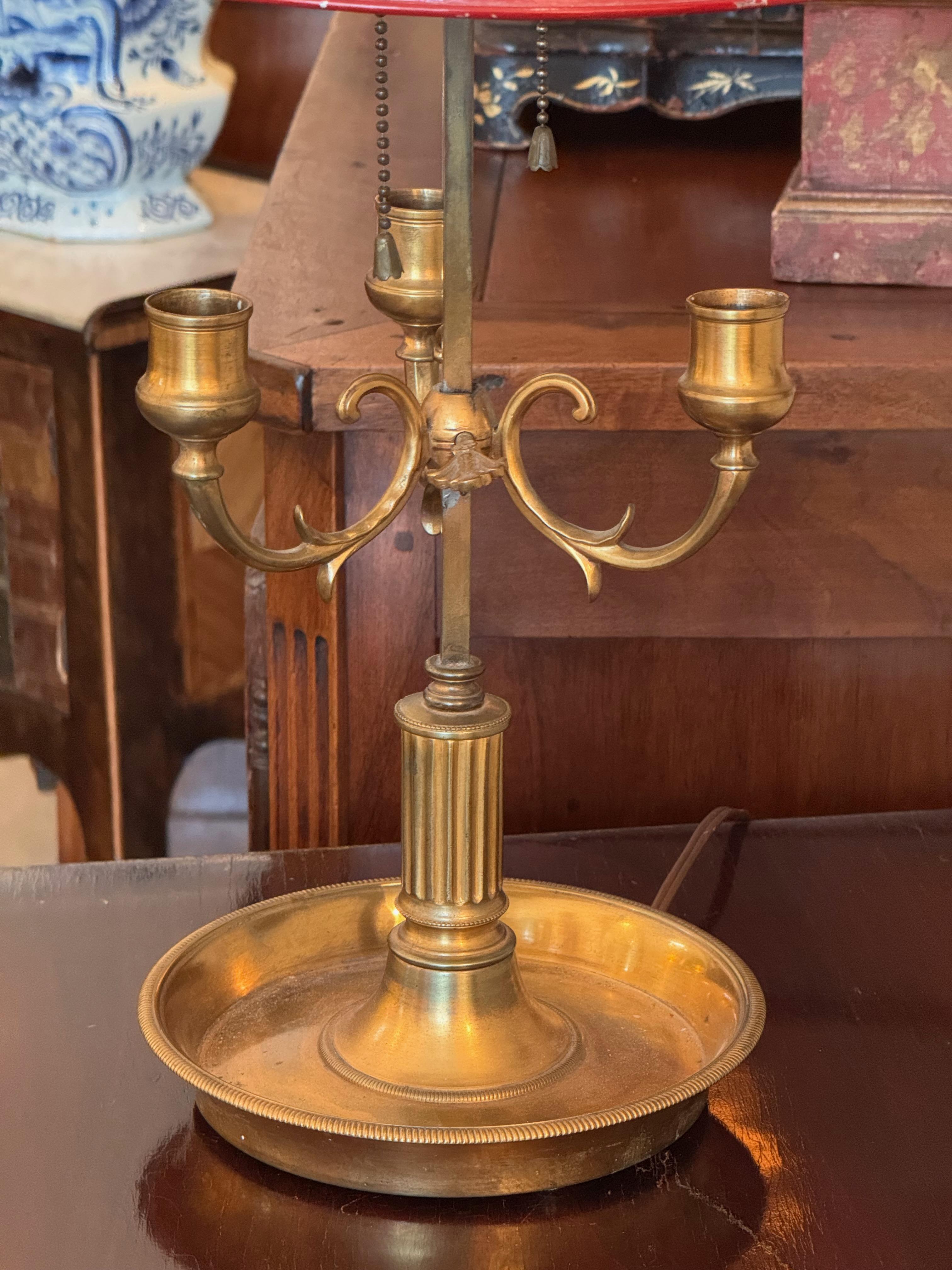 Metallo Lampada Bouillotte in ottone del 1900 con paralume regolabile in tole rosse in vendita