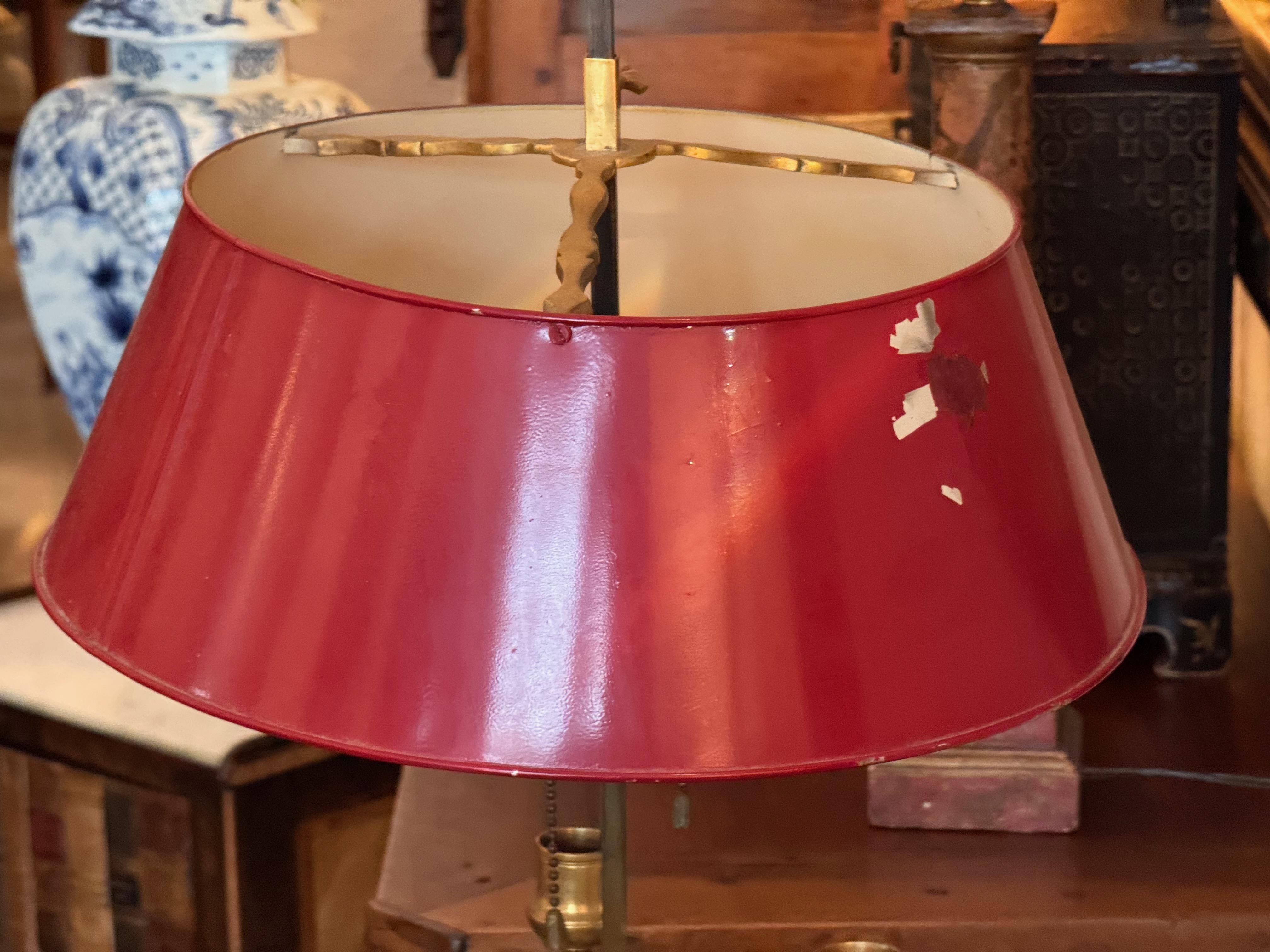 Lampada Bouillotte in ottone del 1900 con paralume regolabile in tole rosse in vendita 1
