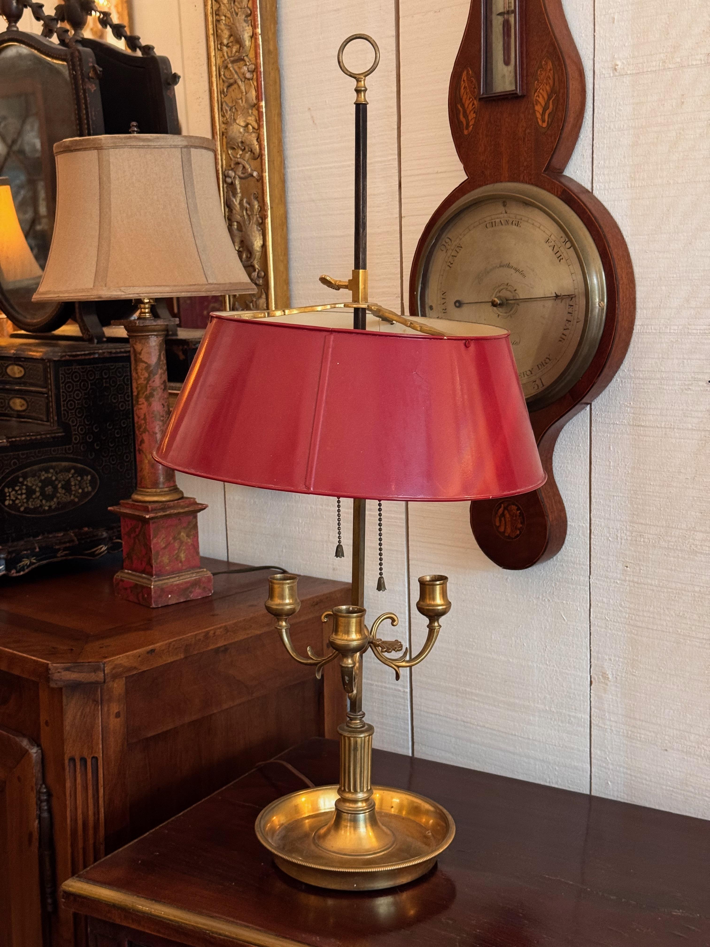 Lampada Bouillotte in ottone del 1900 con paralume regolabile in tole rosse in vendita 2