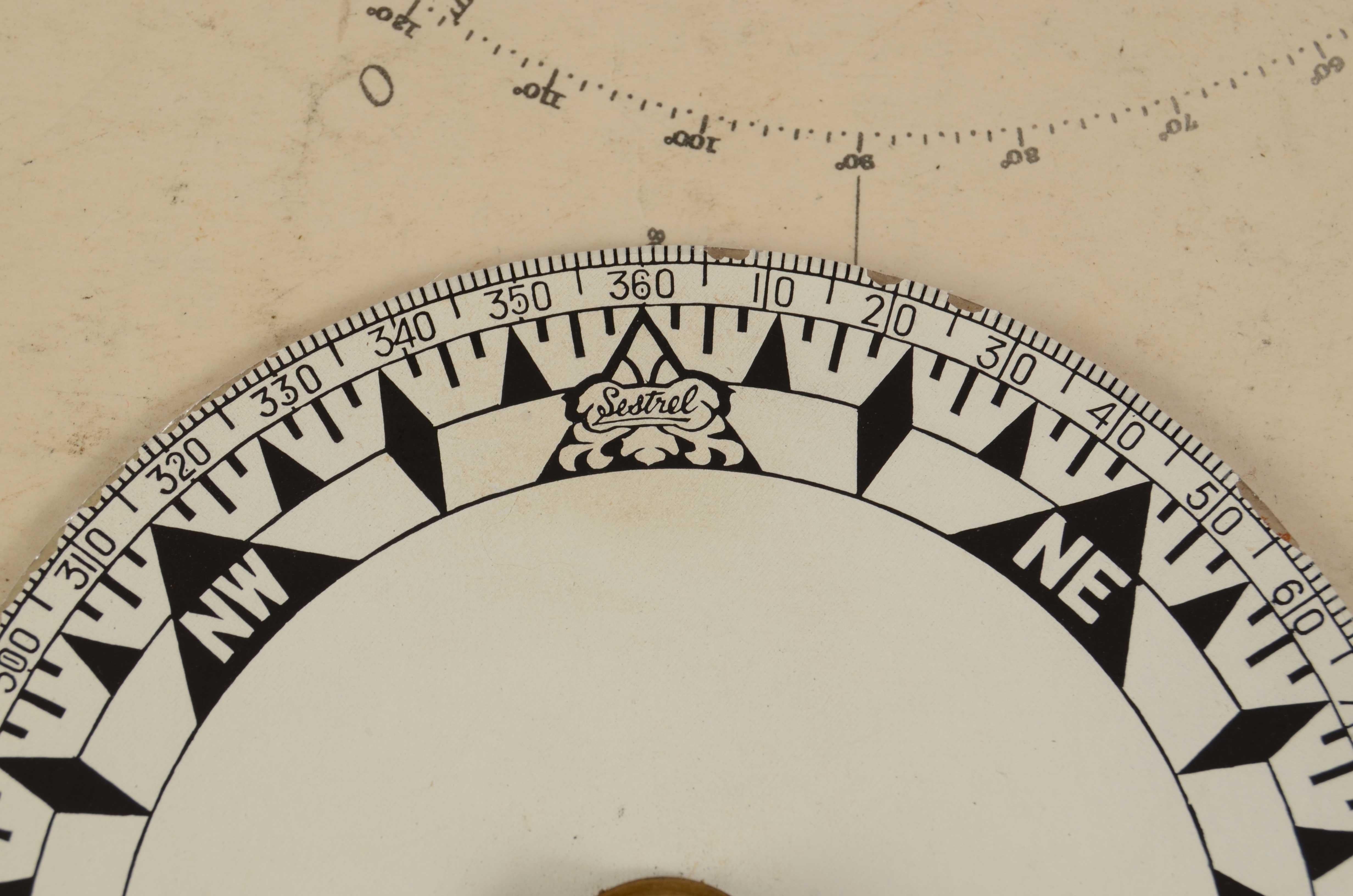 Brass and glass dry compass on universal joint signed Sestrel made in the first half of the 19th century and mounted on a walnut wood base. The compass is made of a brass and glass case on the bottom of which a metal stem is fixed, on which is