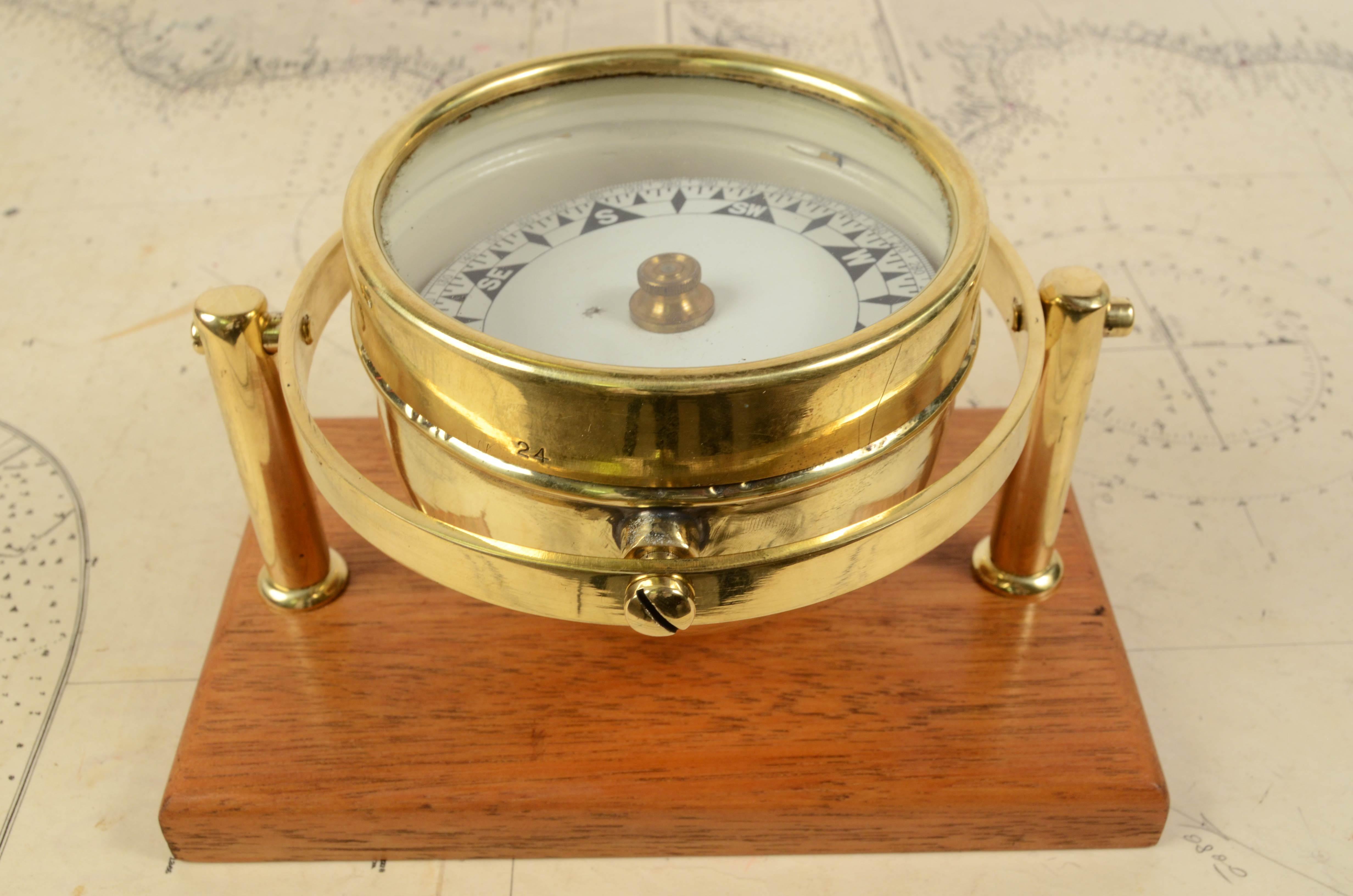 1900s Brass Magnetic Compass Signed Sestrel Antique Maritime Navigation Tool In Good Condition In Milan, IT