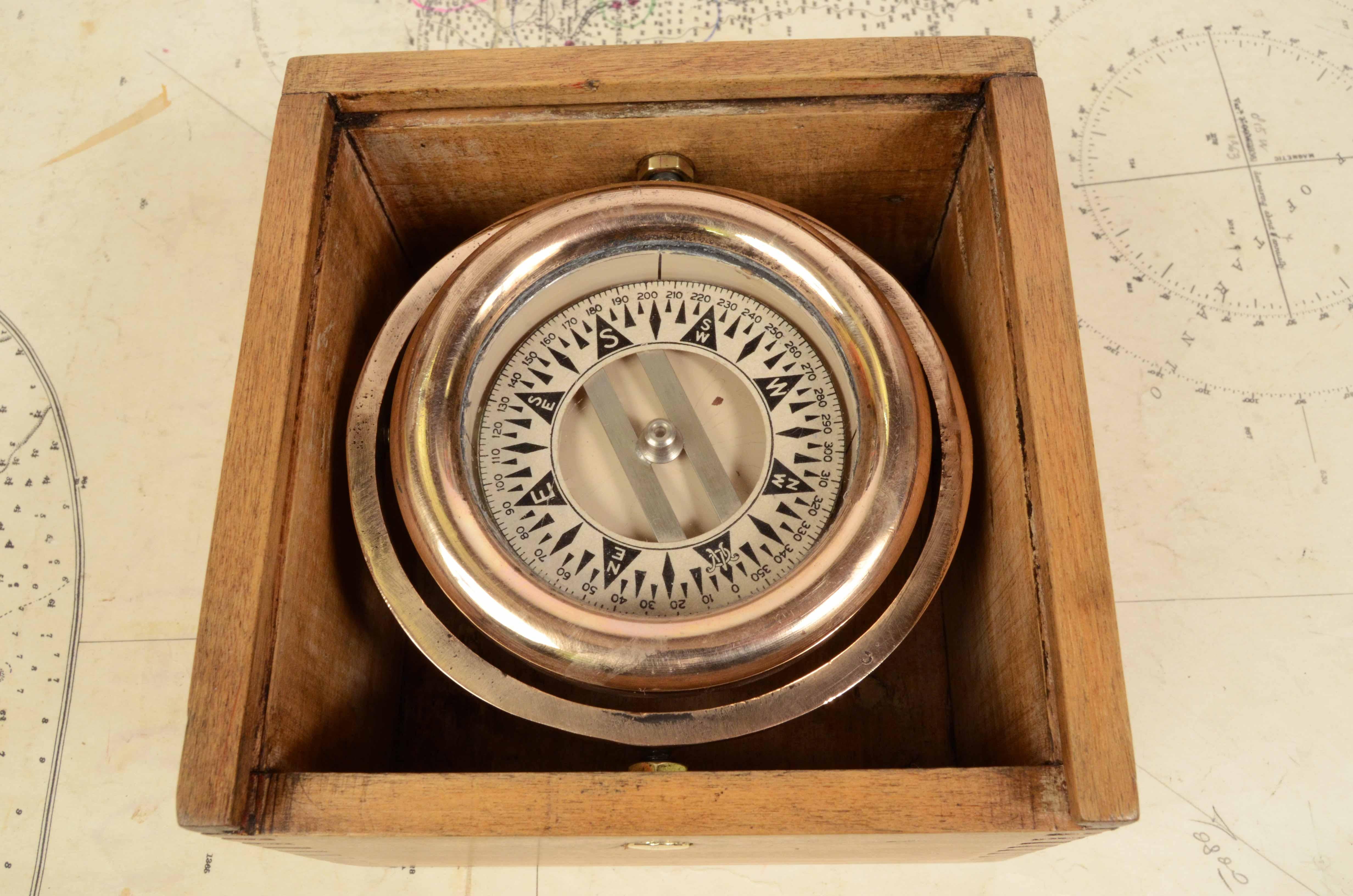 1900s Brass Magnetic Nautical Compass Antique Marine Navigation Instrument In Good Condition In Milan, IT