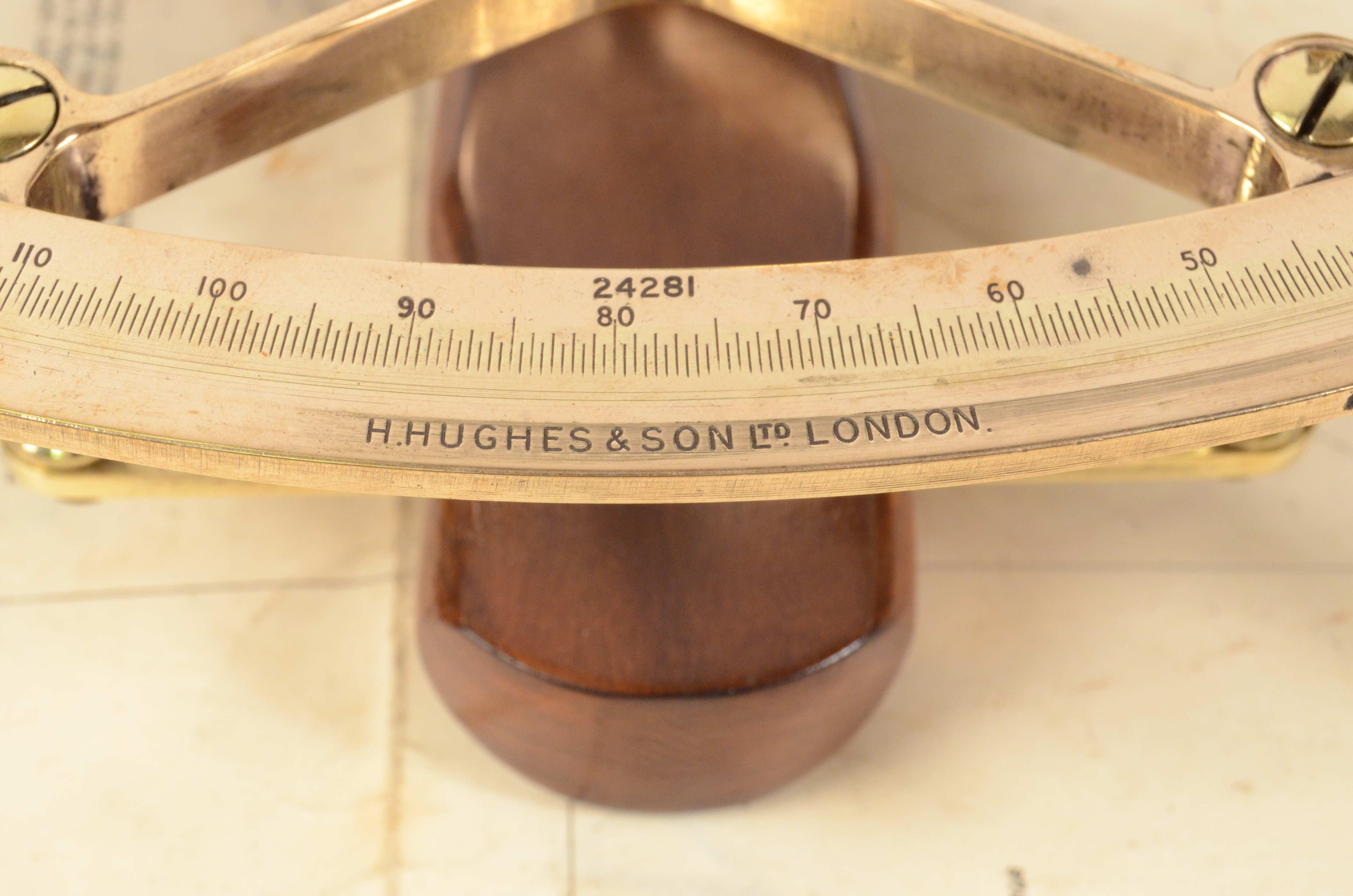 1900s Brass Sextant Signed H. Hughes & Son Antique Maritime Navigation Device In Good Condition In Milan, IT