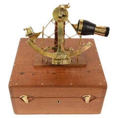 Sestante in ottone del 1900 firmato H. Hughes & Son Antico dispositivo di navigazione marittima
