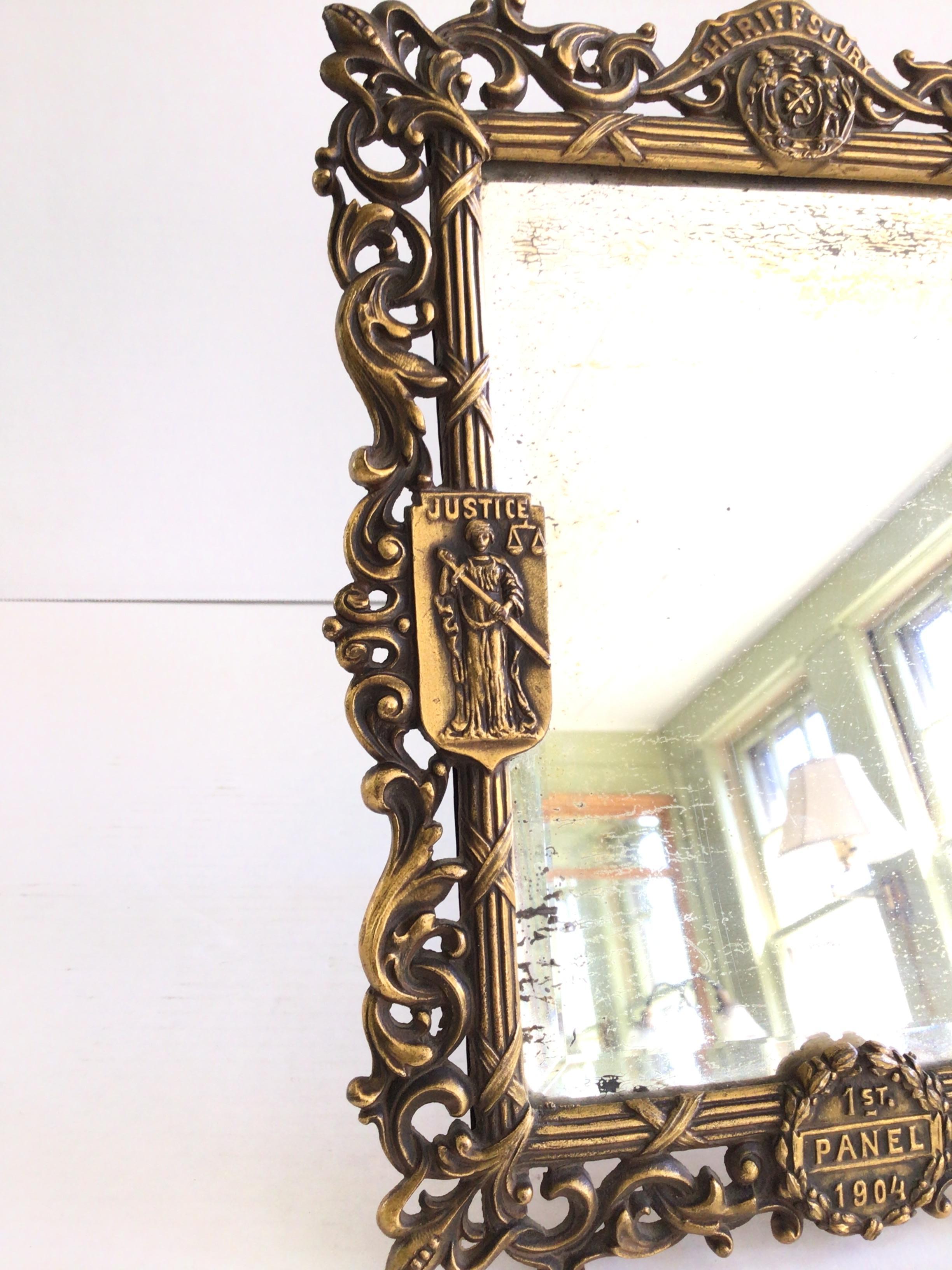 Espejo de justicia de mesa de latón de 1900 Latón en venta