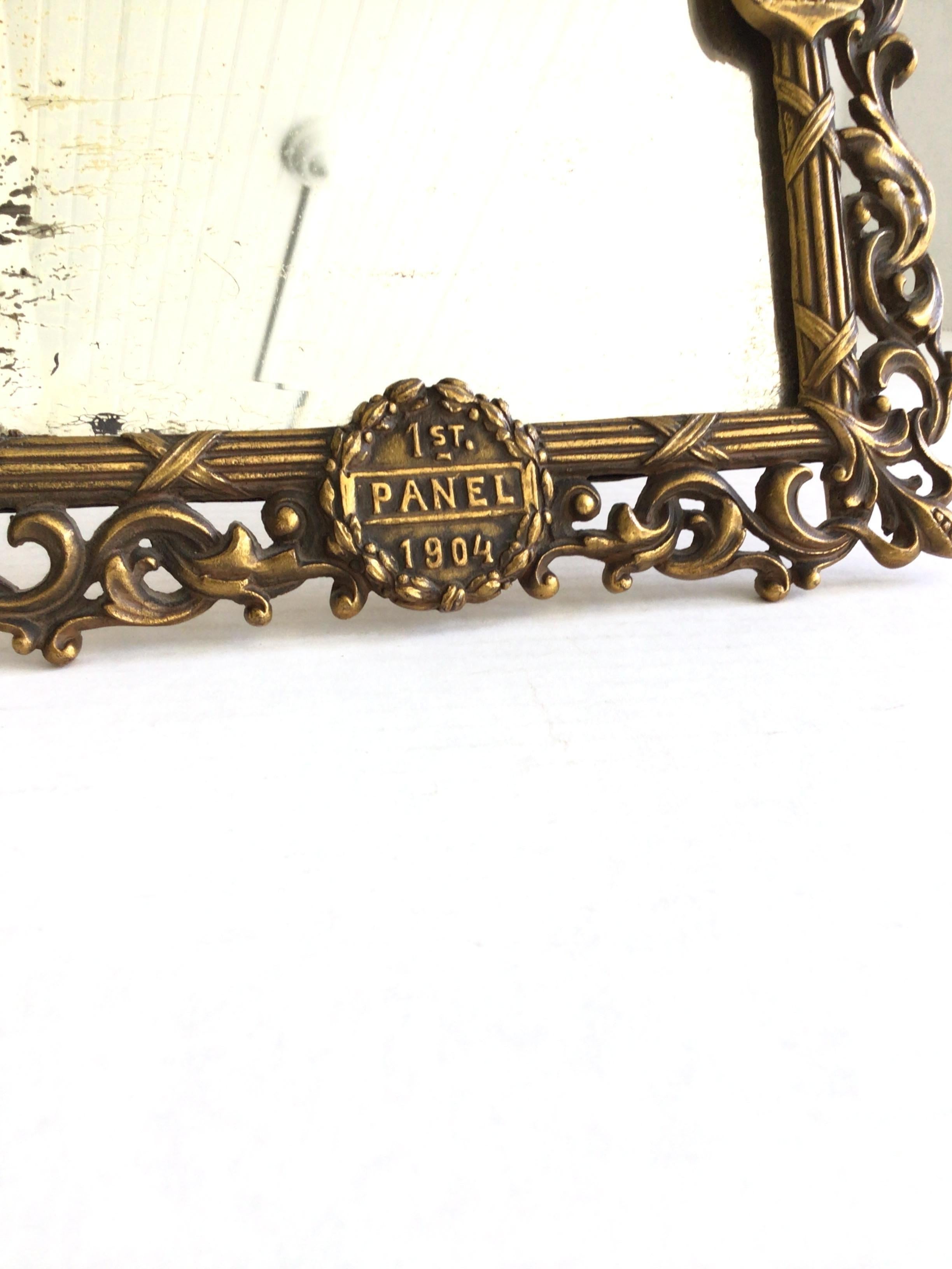 Espejo de justicia de mesa de latón de 1900 en venta 2