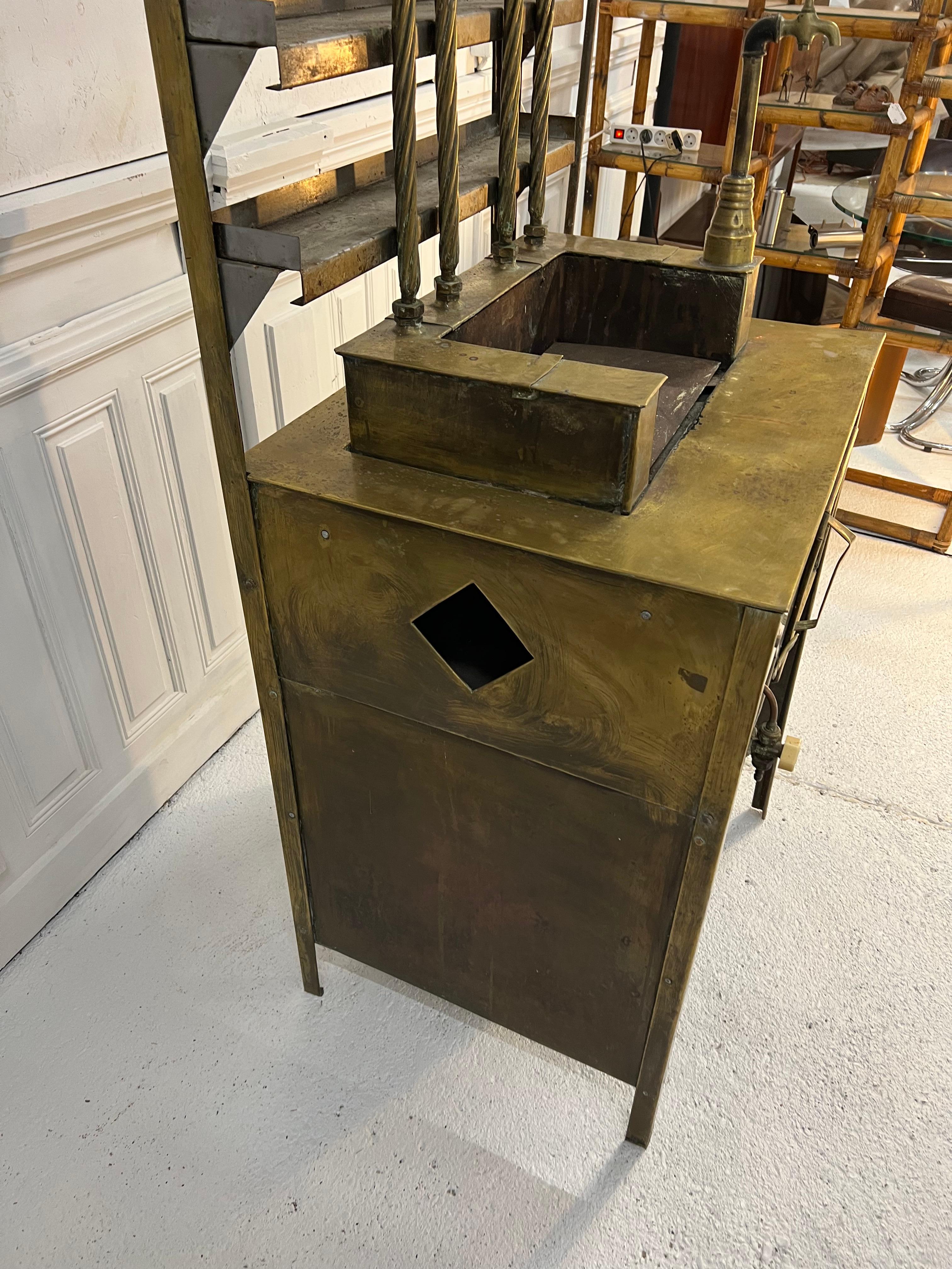 1900s Brass Tea Cabinet In Good Condition For Sale In PÉZENAS, FR