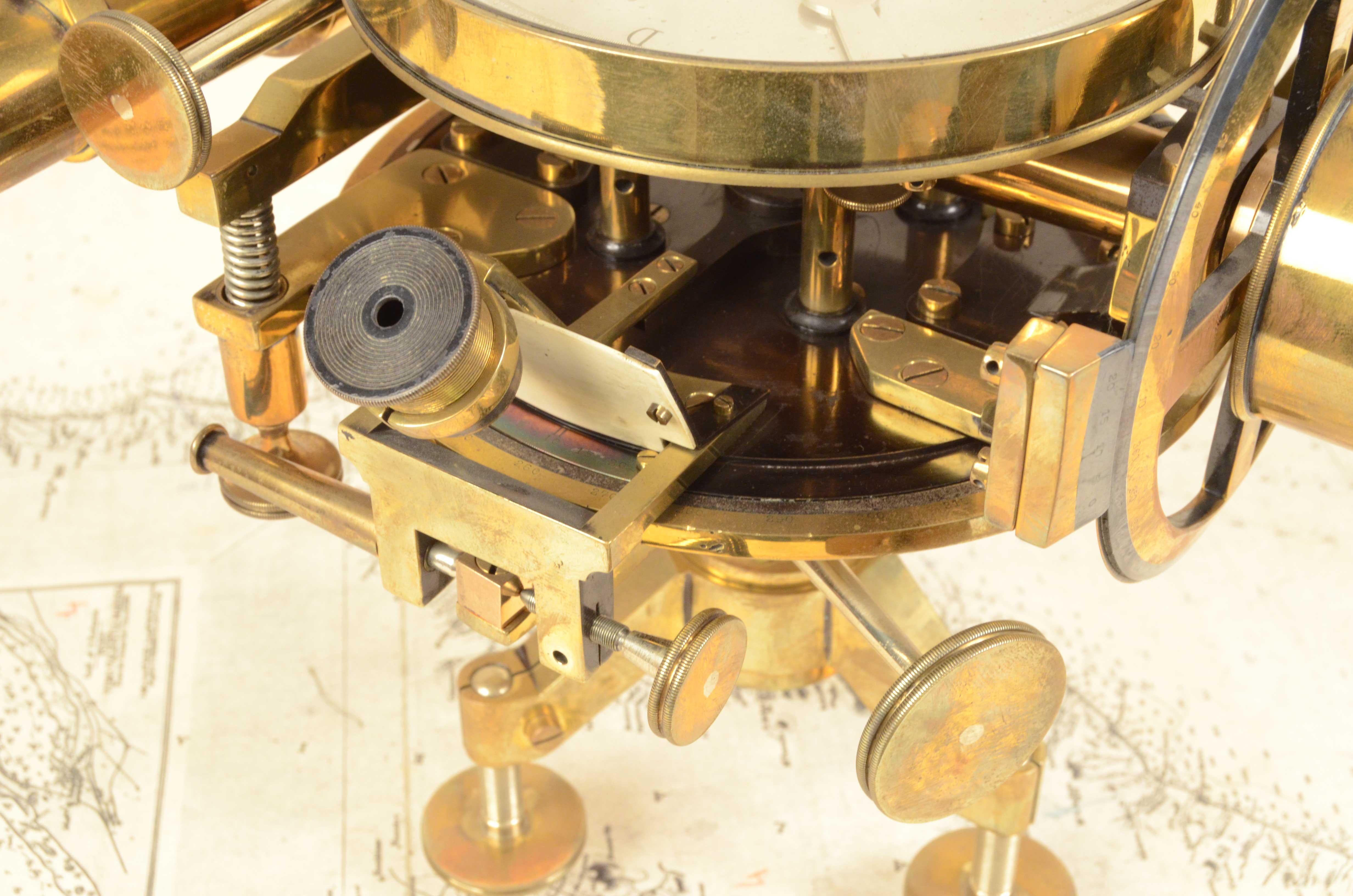 1900s Brass Theodolite Compass And  Eccentric Telescope Signed SUSS Budapepest In Good Condition In Milan, IT