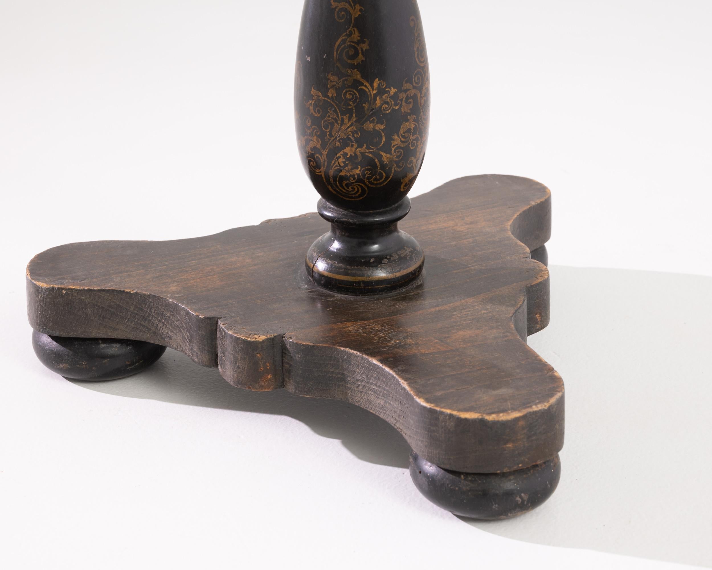 Entrez dans l'élégance des années 1900 avec cette table d'appoint en bois patiné britannique. Dotée d'une base solide, cette table est un objet d'art fonctionnel. Le plateau de la table est orné d'un design classique d'échiquier, offrant une