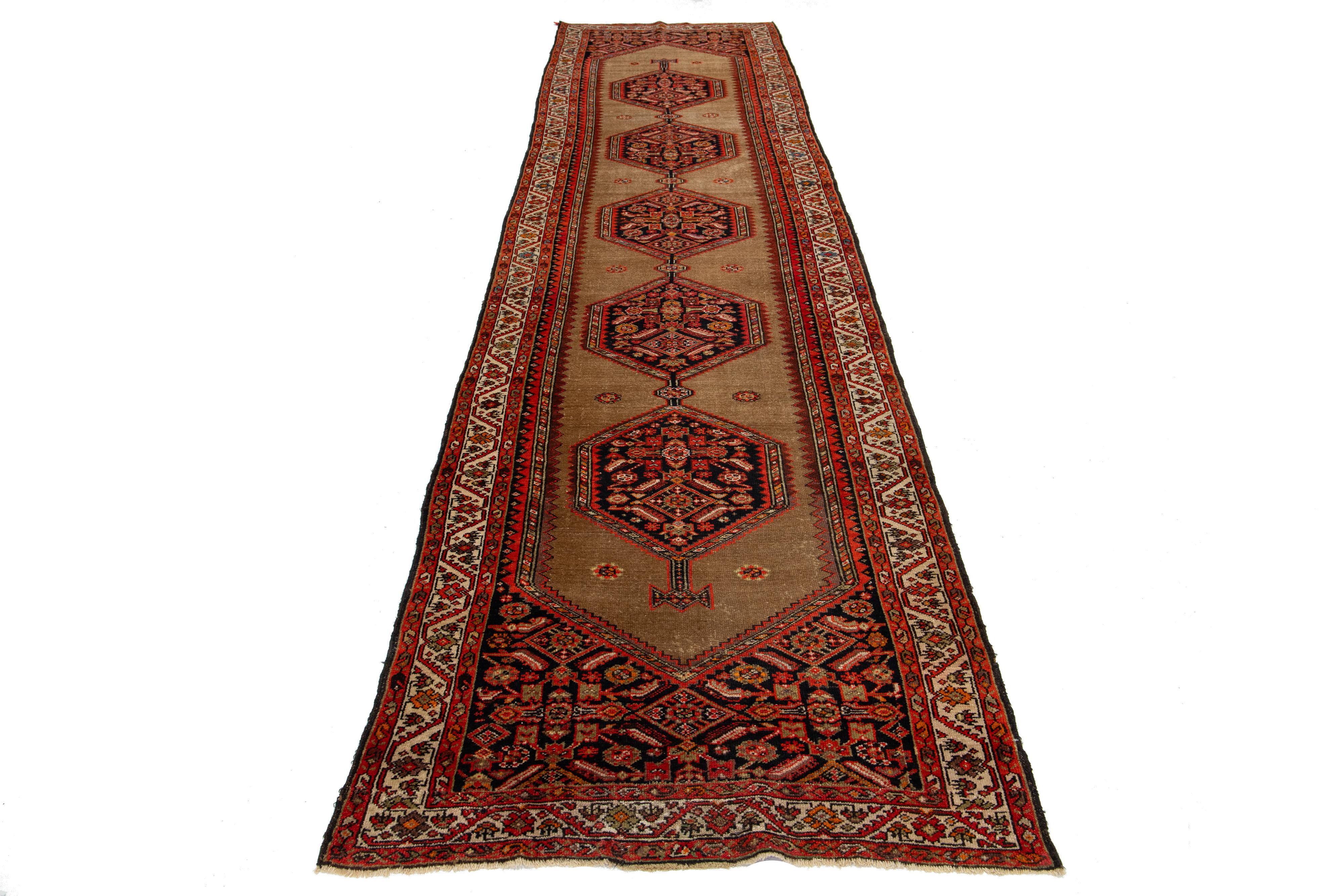 Dieser handgefertigte Teppich aus persischer Malayer-Wolle stammt aus dem 20. Jahrhundert und zeigt ein braunes Farbfeld mit Akzenten in Rostrot, Orange und Schwarz.

Dieser Teppich misst 3'6'' x 14'1''.

.