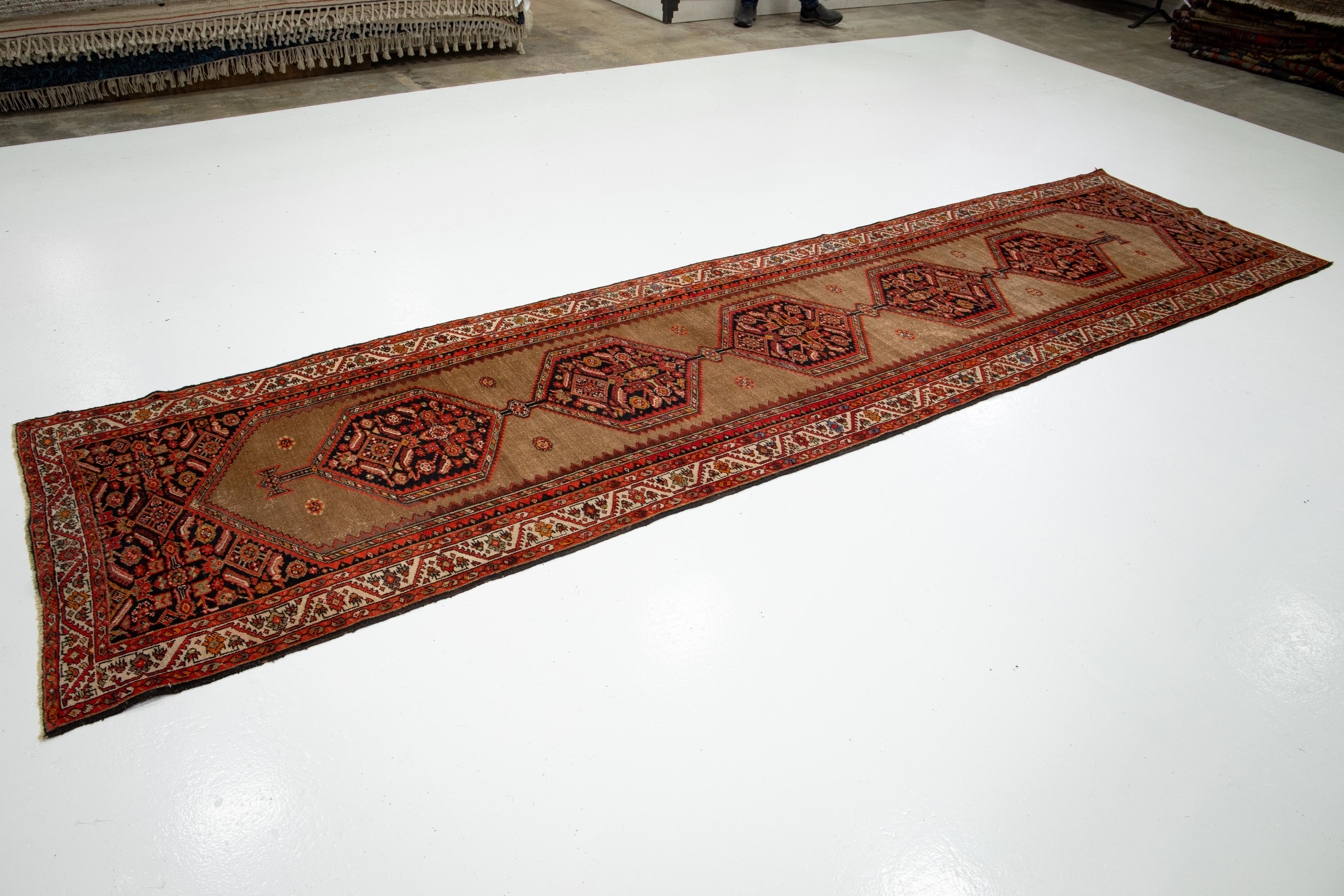 1900s Brown Antique Malayer Wolle Läufer mit Stammes-Muster (Persisch) im Angebot