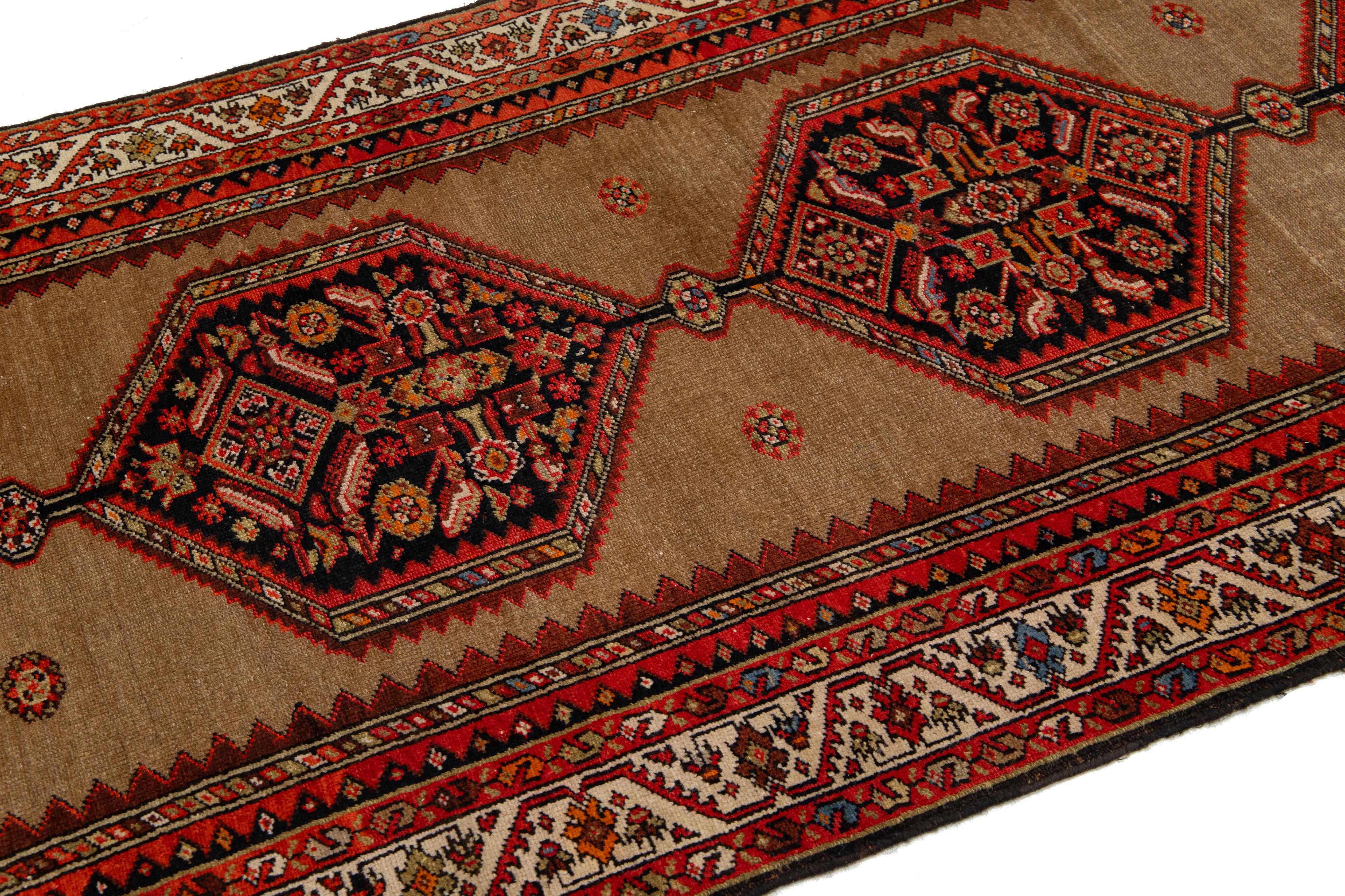 1900s Brown Antique Malayer Wolle Läufer mit Stammes-Muster (Handgeknüpft) im Angebot
