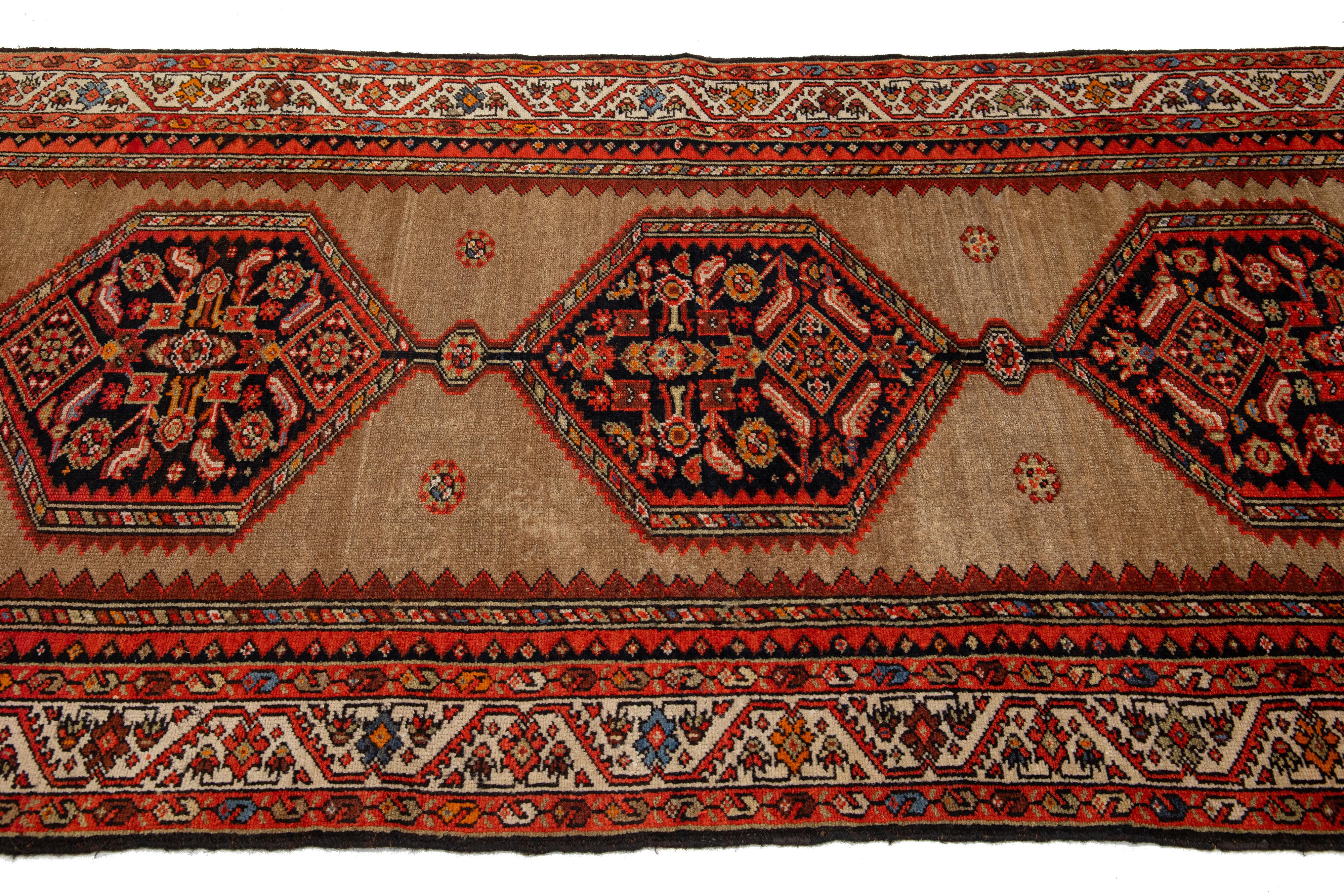 1900s Brown Antique Malayer Wolle Läufer mit Stammes-Muster im Zustand „Gut“ im Angebot in Norwalk, CT