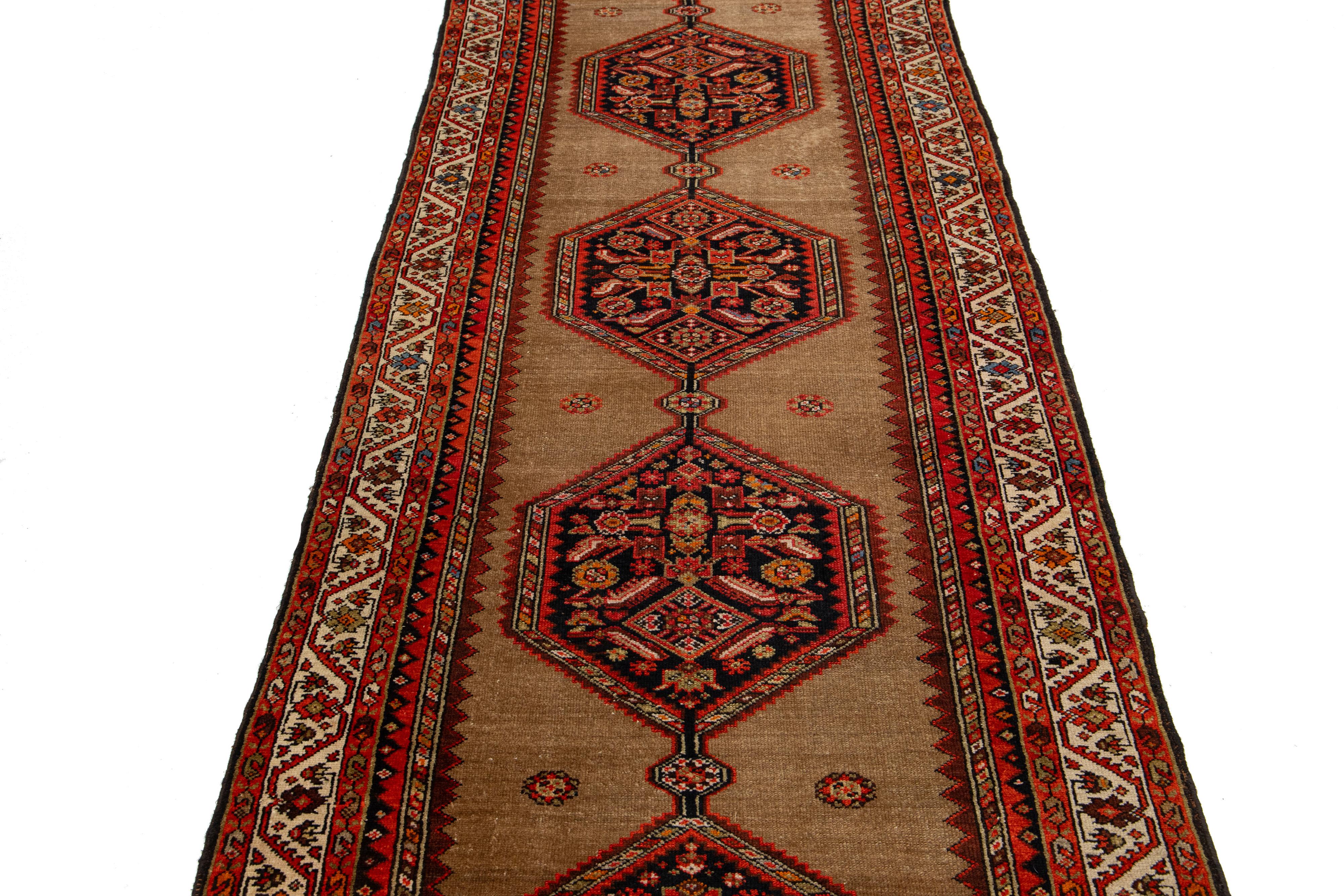 1900s Brown Antique Malayer Wolle Läufer mit Stammes-Muster im Angebot 1