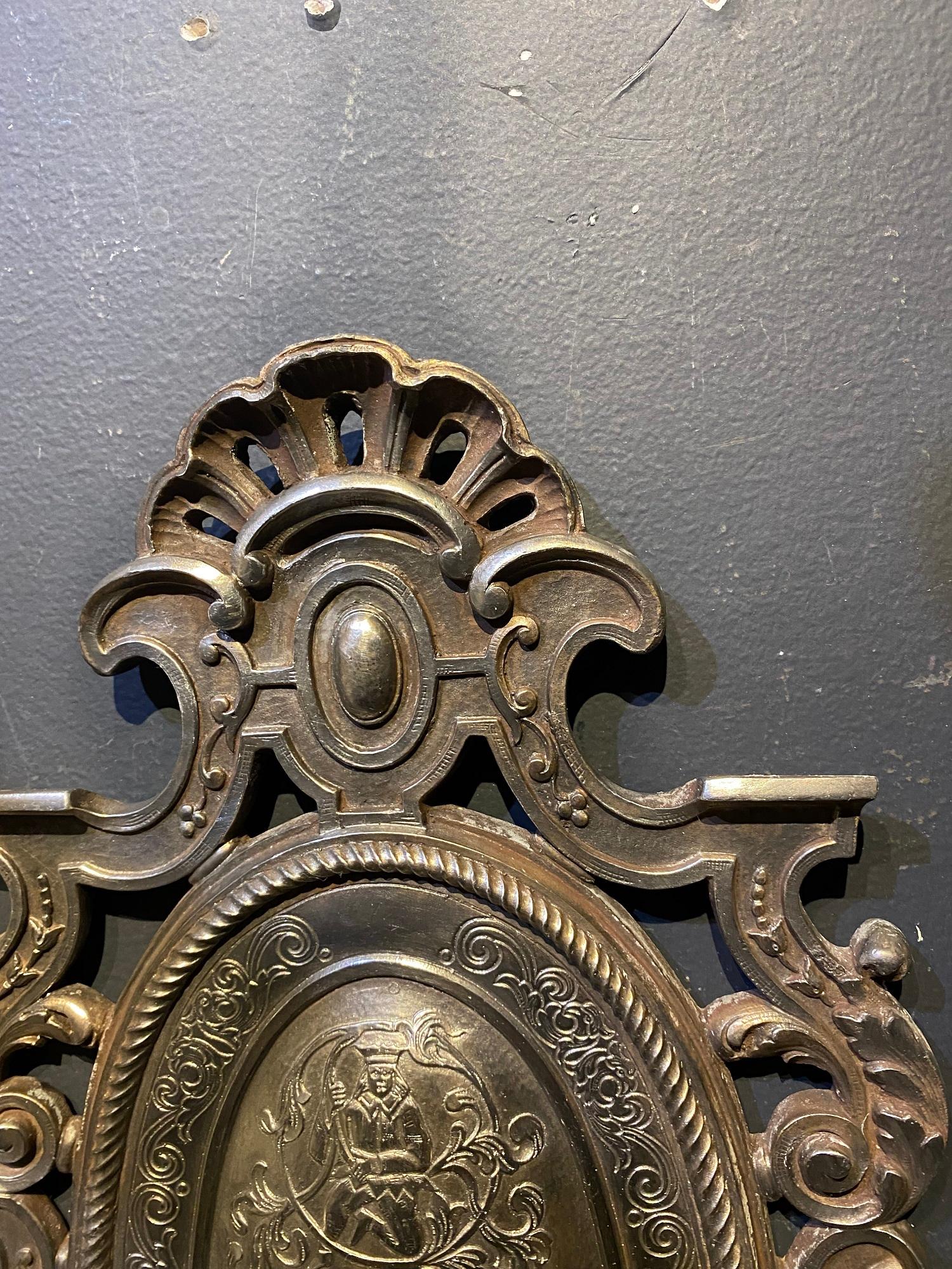 Paire d'appliques en bronze argenté CIRCA des années 1900, avec une gravure inhabituelle sur la plaque arrière. De l'hôtel Waldorf à New York. Disponible en bronze et en argenté  