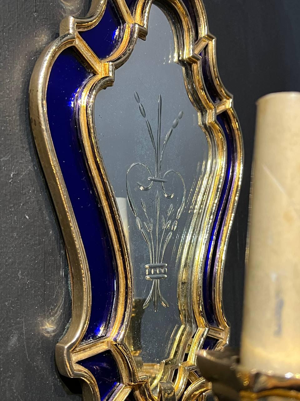 1900's Caldwell geätzter Spiegel und kobaltblaue Wandleuchter (Bronze) im Angebot