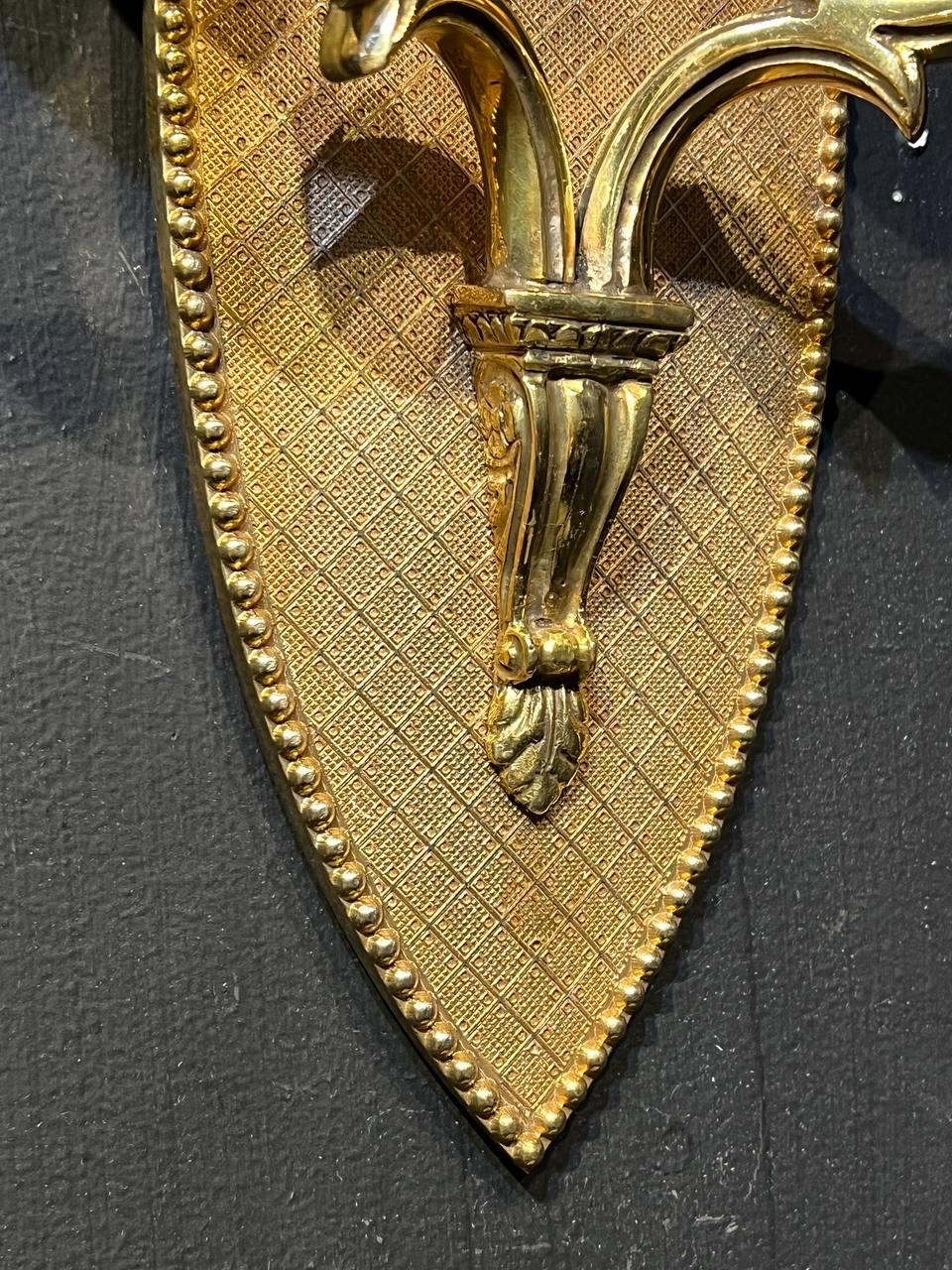 1900's Caldwell Vergoldete Bronze Gravierte Sconces mit 2 Lights (Neoklassisch) im Angebot
