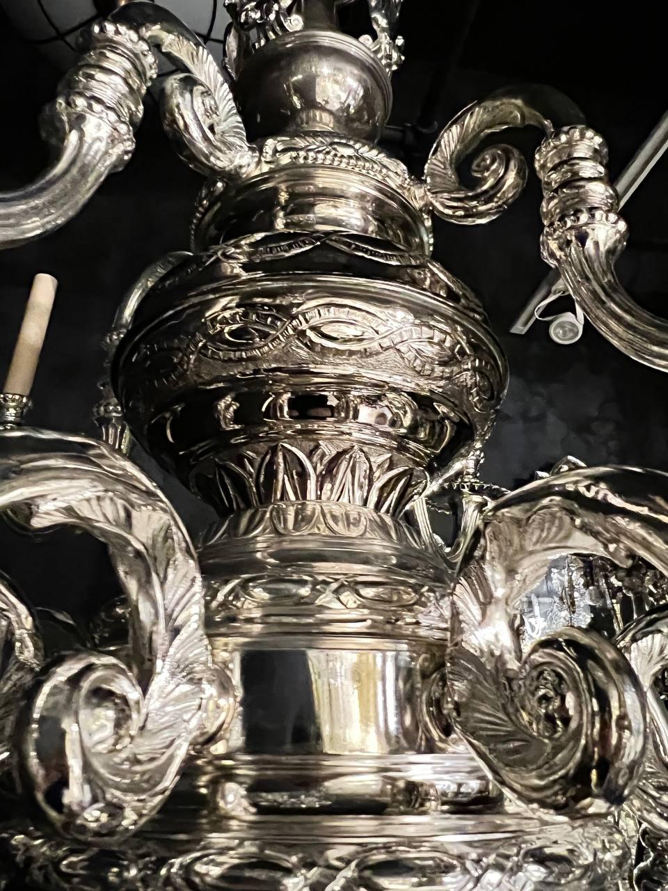 Inciso Lampadario Caldwell del 1900 a 12 luci placcato in argento con dettagli incisi in vendita