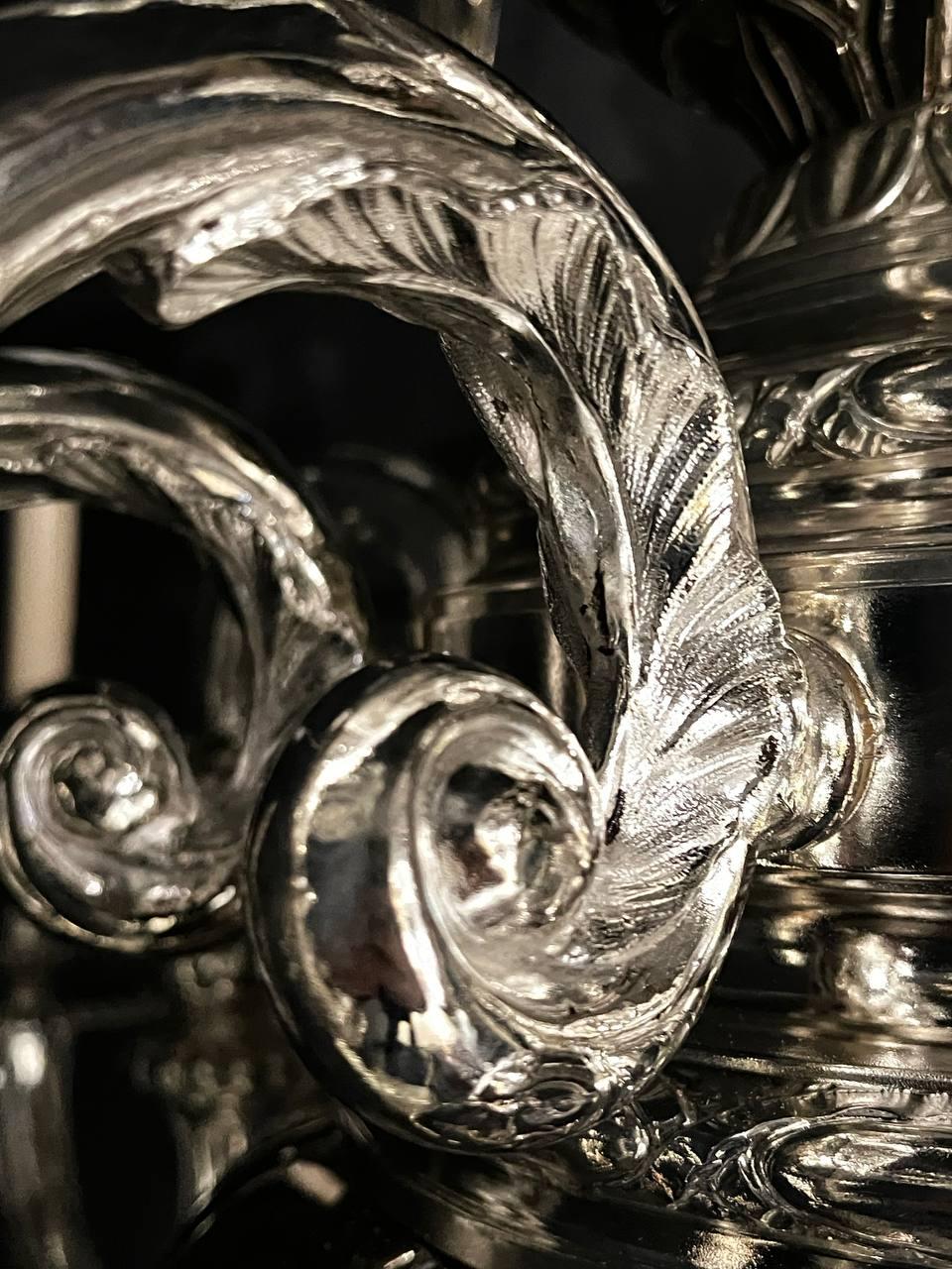 Début du 20ème siècle Grand lustre à 12 lumières en métal argenté avec détails gravés, datant de 1900, de Caldwell en vente